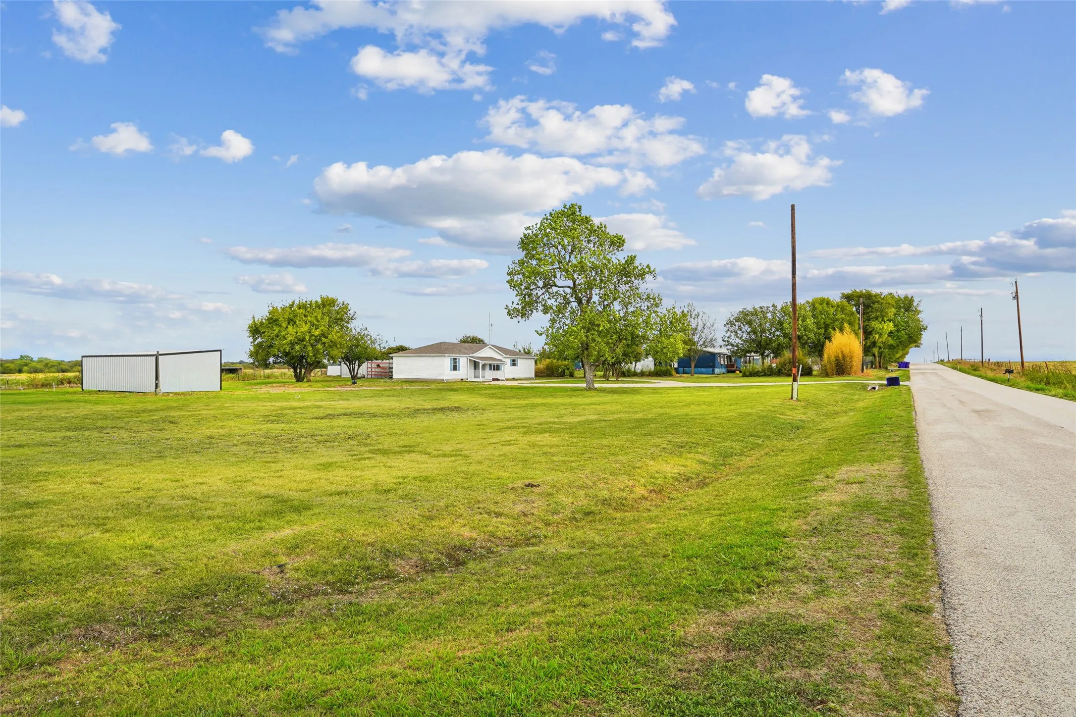 Single Family Residence For Sale in Denton County , 13384 Pruett Road, Krum, Texas 76249, 3 Bedroom, 2 Bathroom, Garage spaces, 1,546 Sqft, built in 1996, mls#21404790, Real Estate Agent in Krum, Homes For Sale in Denton county, Homes For Sale in Krum, Realtor in Krum Texas, Real Estate Brokerage Independent Realty Texas, Luminita Cordes Realtor