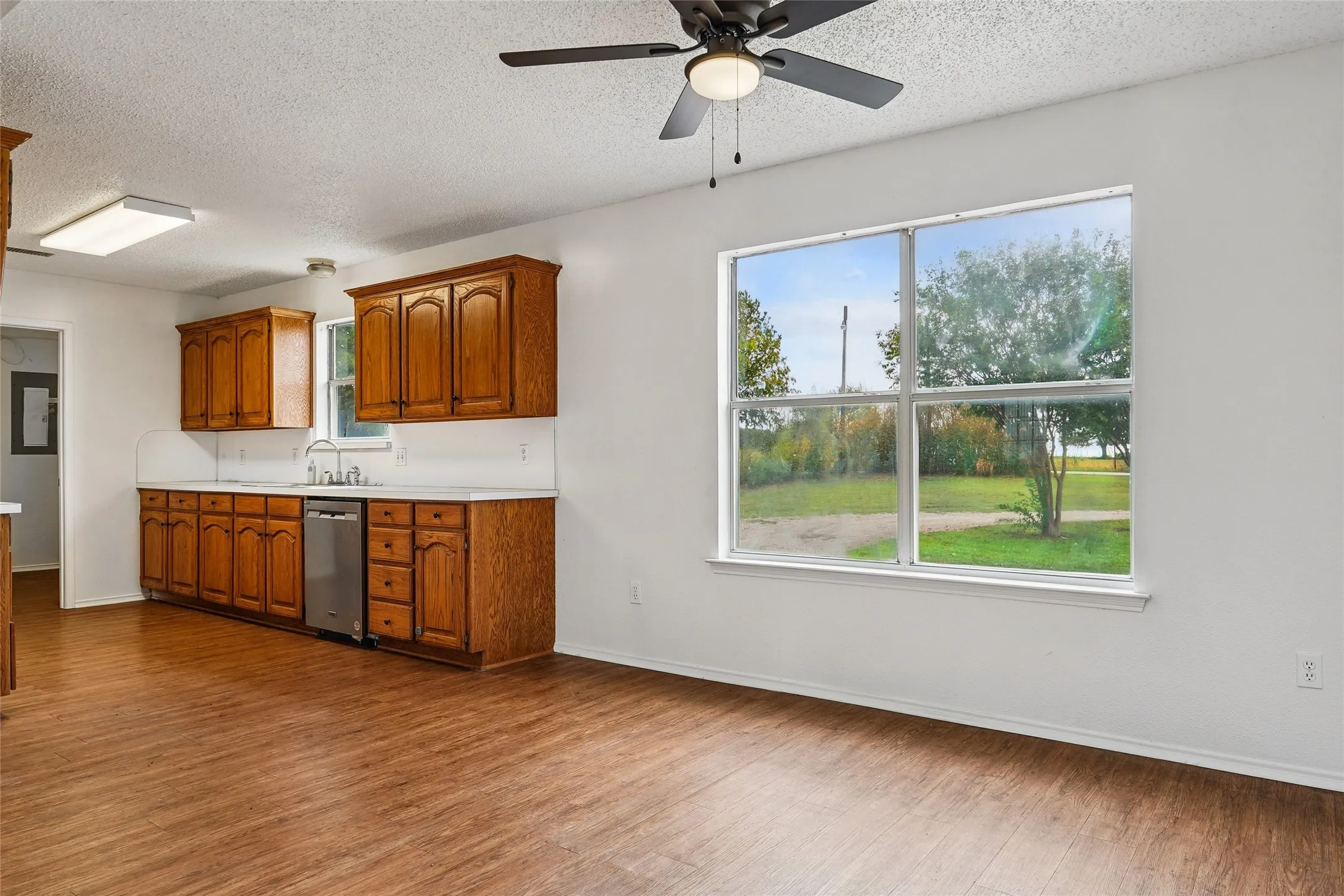 Single Family Residence For Sale in Denton County , 13384 Pruett Road, Krum, Texas 76249, 3 Bedroom, 2 Bathroom, Garage spaces, 1,546 Sqft, built in 1996, mls#21404790, Real Estate Agent in Krum, Homes For Sale in Denton county, Homes For Sale in Krum, Realtor in Krum Texas, Real Estate Brokerage Independent Realty Texas, Luminita Cordes Realtor