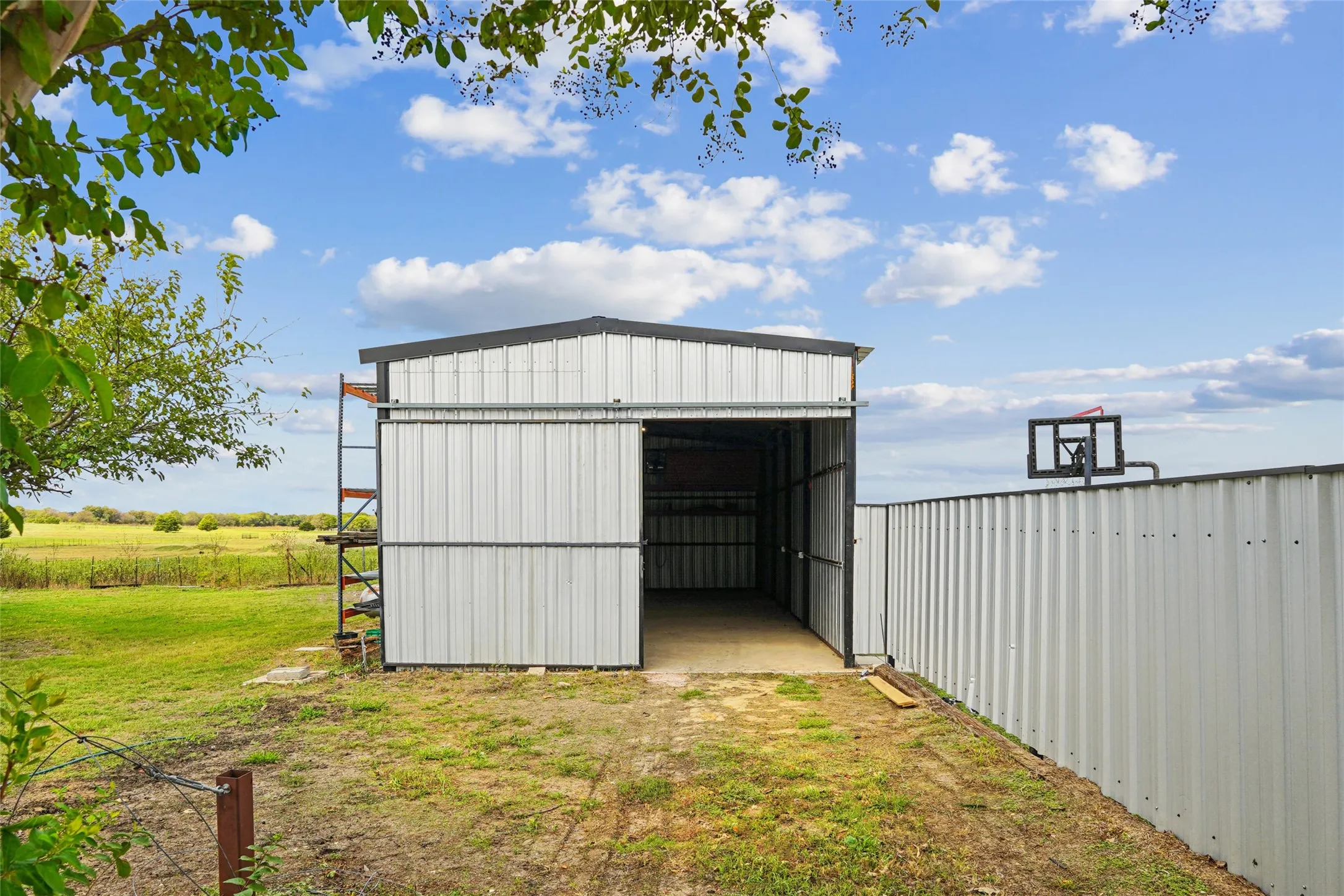 Single Family Residence For Sale in Denton County , 13384 Pruett Road, Krum, Texas 76249, 3 Bedroom, 2 Bathroom, Garage spaces, 1,546 Sqft, built in 1996, mls#21404790, Real Estate Agent in Krum, Homes For Sale in Denton county, Homes For Sale in Krum, Realtor in Krum Texas, Real Estate Brokerage Independent Realty Texas, Luminita Cordes Realtor