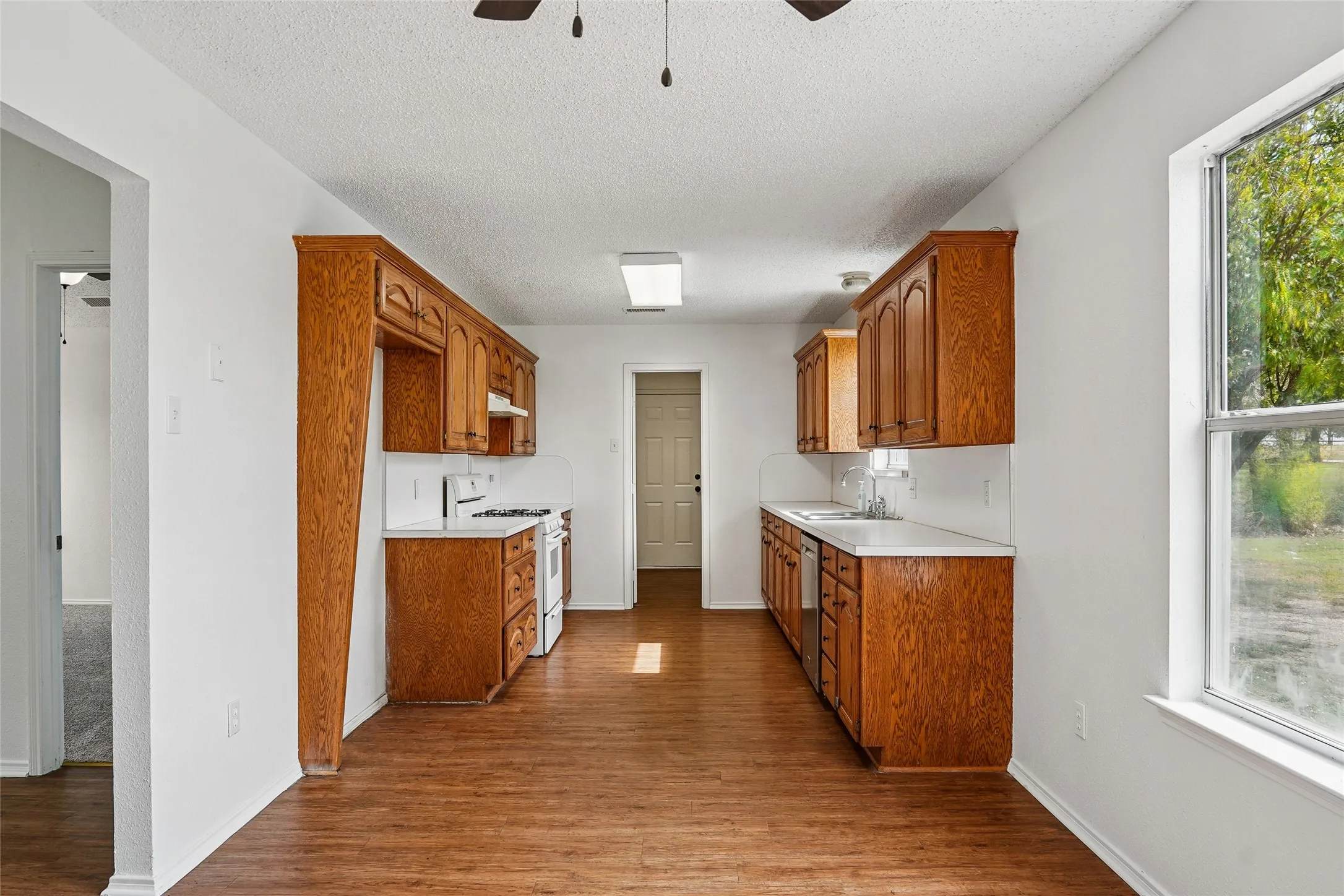 Single Family Residence For Sale in Denton County , 13384 Pruett Road, Krum, Texas 76249, 3 Bedroom, 2 Bathroom, Garage spaces, 1,546 Sqft, built in 1996, mls#21404790, Real Estate Agent in Krum, Homes For Sale in Denton county, Homes For Sale in Krum, Realtor in Krum Texas, Real Estate Brokerage Independent Realty Texas, Luminita Cordes Realtor
