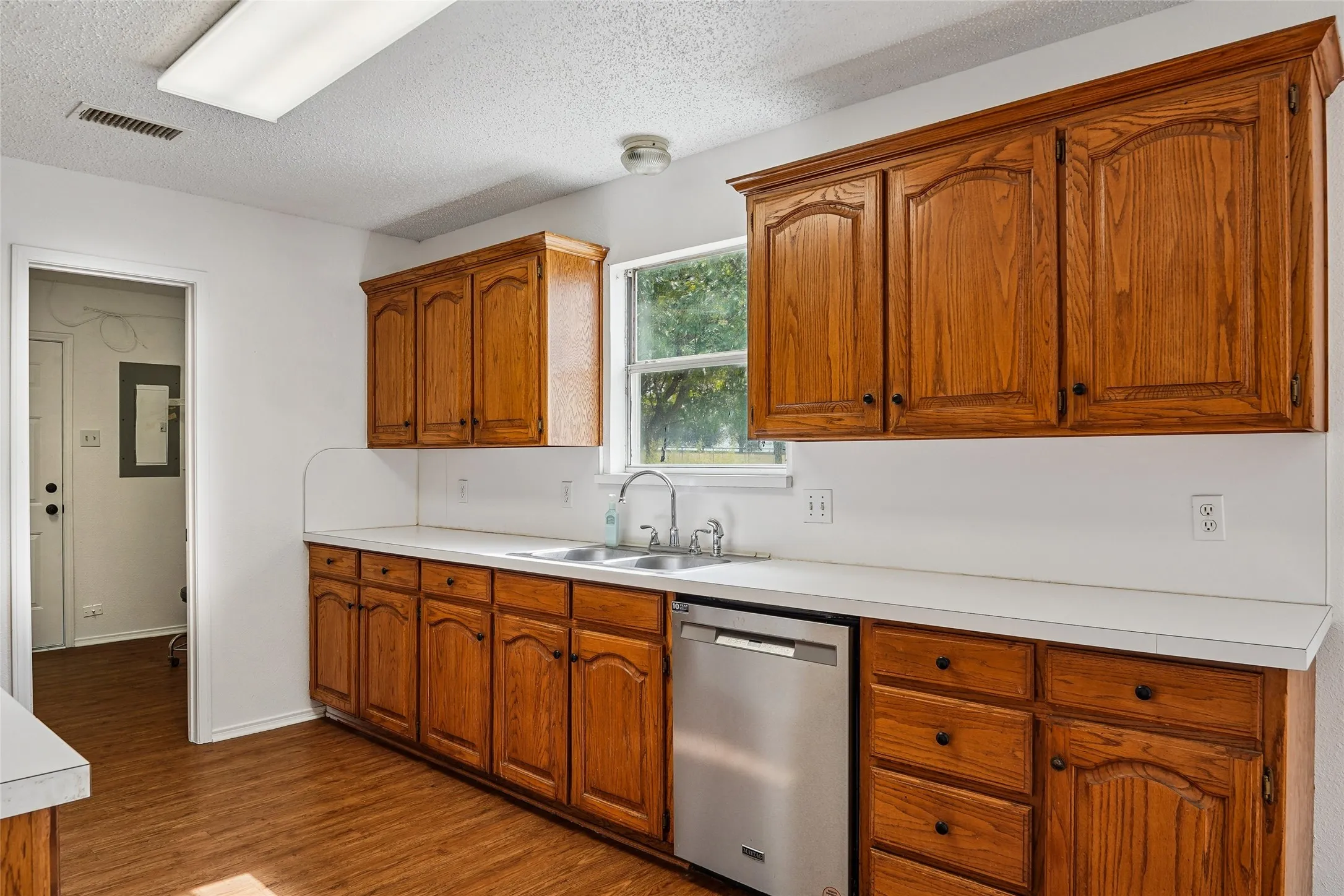 Single Family Residence For Sale in Denton County , 13384 Pruett Road, Krum, Texas 76249, 3 Bedroom, 2 Bathroom, Garage spaces, 1,546 Sqft, built in 1996, mls#21404790, Real Estate Agent in Krum, Homes For Sale in Denton county, Homes For Sale in Krum, Realtor in Krum Texas, Real Estate Brokerage Independent Realty Texas, Luminita Cordes Realtor