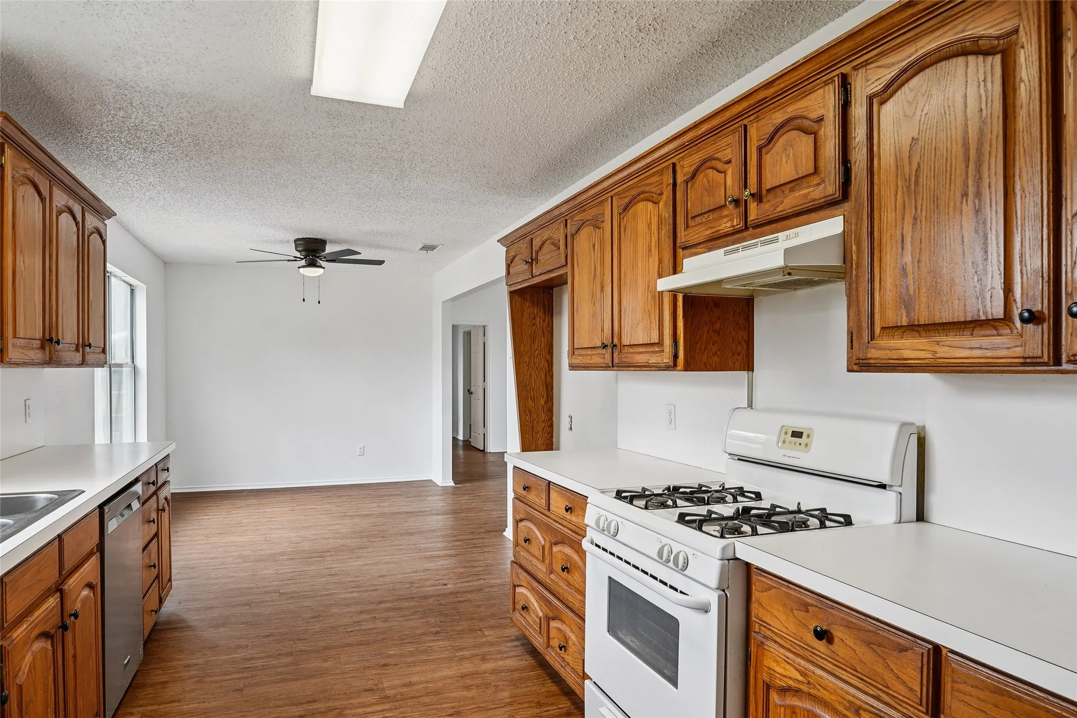 Single Family Residence For Sale in Denton County , 13384 Pruett Road, Krum, Texas 76249, 3 Bedroom, 2 Bathroom, Garage spaces, 1,546 Sqft, built in 1996, mls#21404790, Real Estate Agent in Krum, Homes For Sale in Denton county, Homes For Sale in Krum, Realtor in Krum Texas, Real Estate Brokerage Independent Realty Texas, Luminita Cordes Realtor