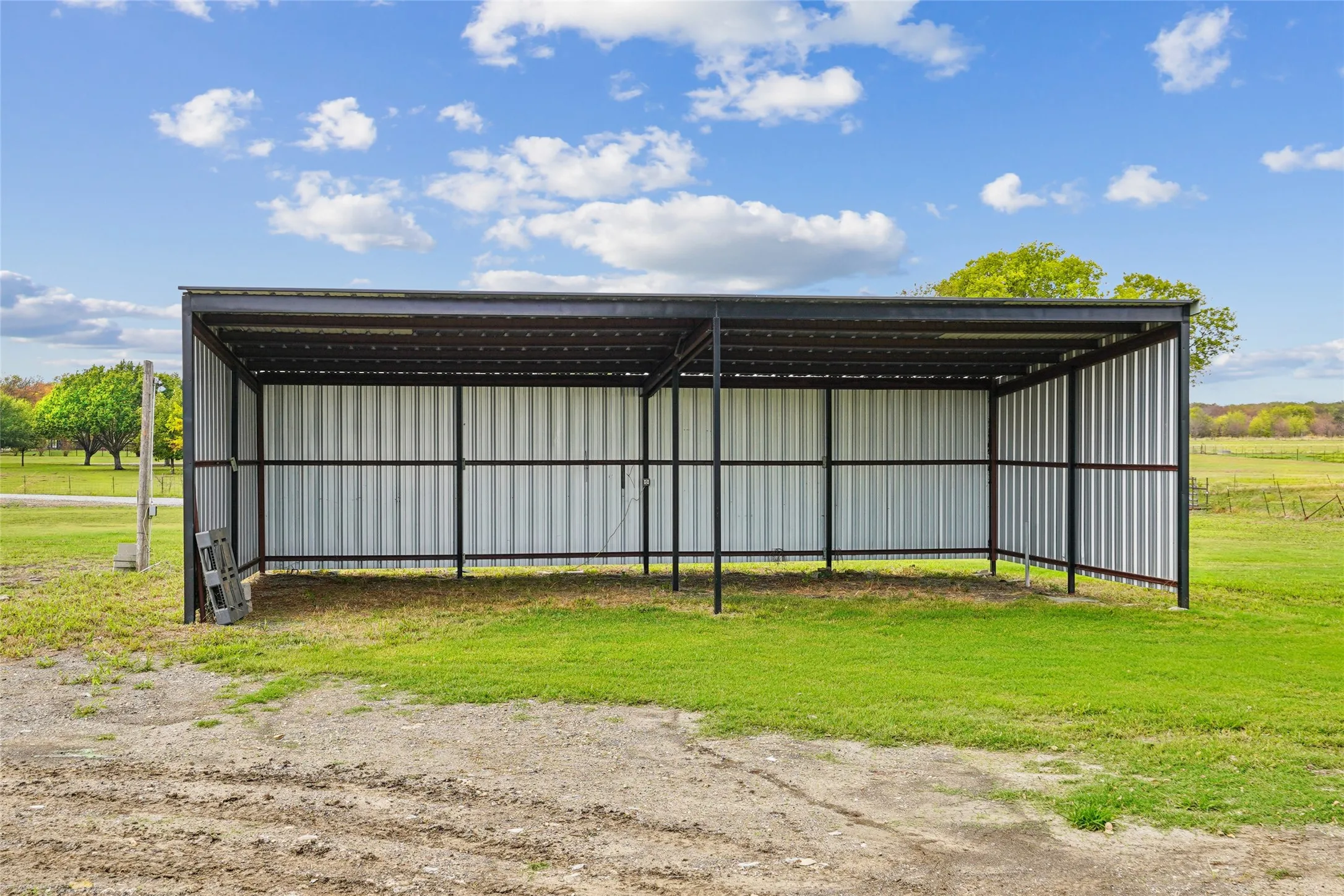 Single Family Residence For Sale in Denton County , 13384 Pruett Road, Krum, Texas 76249, 3 Bedroom, 2 Bathroom, Garage spaces, 1,546 Sqft, built in 1996, mls#21404790, Real Estate Agent in Krum, Homes For Sale in Denton county, Homes For Sale in Krum, Realtor in Krum Texas, Real Estate Brokerage Independent Realty Texas, Luminita Cordes Realtor