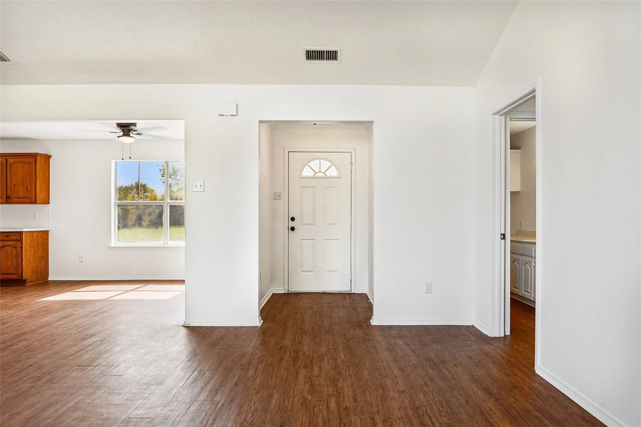 Single Family Residence For Sale in Denton County , 13384 Pruett Road, Krum, Texas 76249, 3 Bedroom, 2 Bathroom, Garage spaces, 1,546 Sqft, built in 1996, mls#21404790, Real Estate Agent in Krum, Homes For Sale in Denton county, Homes For Sale in Krum, Realtor in Krum Texas, Real Estate Brokerage Independent Realty Texas, Luminita Cordes Realtor