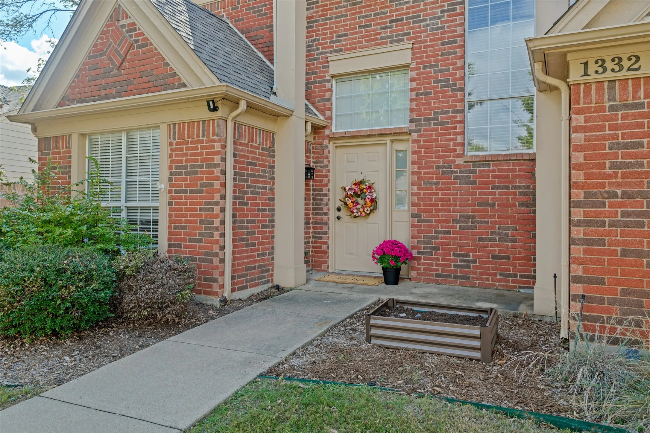 Single Family Residence For Sale in Denton County , 1332 Old Barn Lane, Lewisville, Texas 75067, 4 Bedroom, 3 Bathroom, 2 Garage spaces, 2,284 Sqft, built in 1990, mls#21412837, Real Estate Agent in Lewisville, Homes For Sale in Denton county, Homes For Sale in Lewisville, Realtor in Lewisville Texas, Real Estate Brokerage Independent Realty Texas, Luminita Cordes Realtor