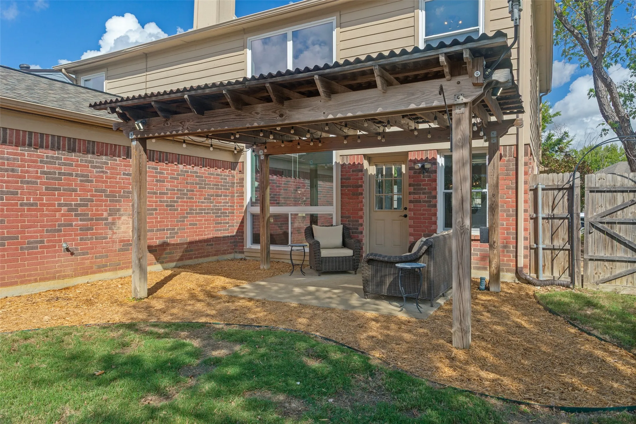 Single Family Residence For Sale in Denton County , 1332 Old Barn Lane, Lewisville, Texas 75067, 4 Bedroom, 3 Bathroom, 2 Garage spaces, 2,284 Sqft, built in 1990, mls#21412837, Real Estate Agent in Lewisville, Homes For Sale in Denton county, Homes For Sale in Lewisville, Realtor in Lewisville Texas, Real Estate Brokerage Independent Realty Texas, Luminita Cordes Realtor