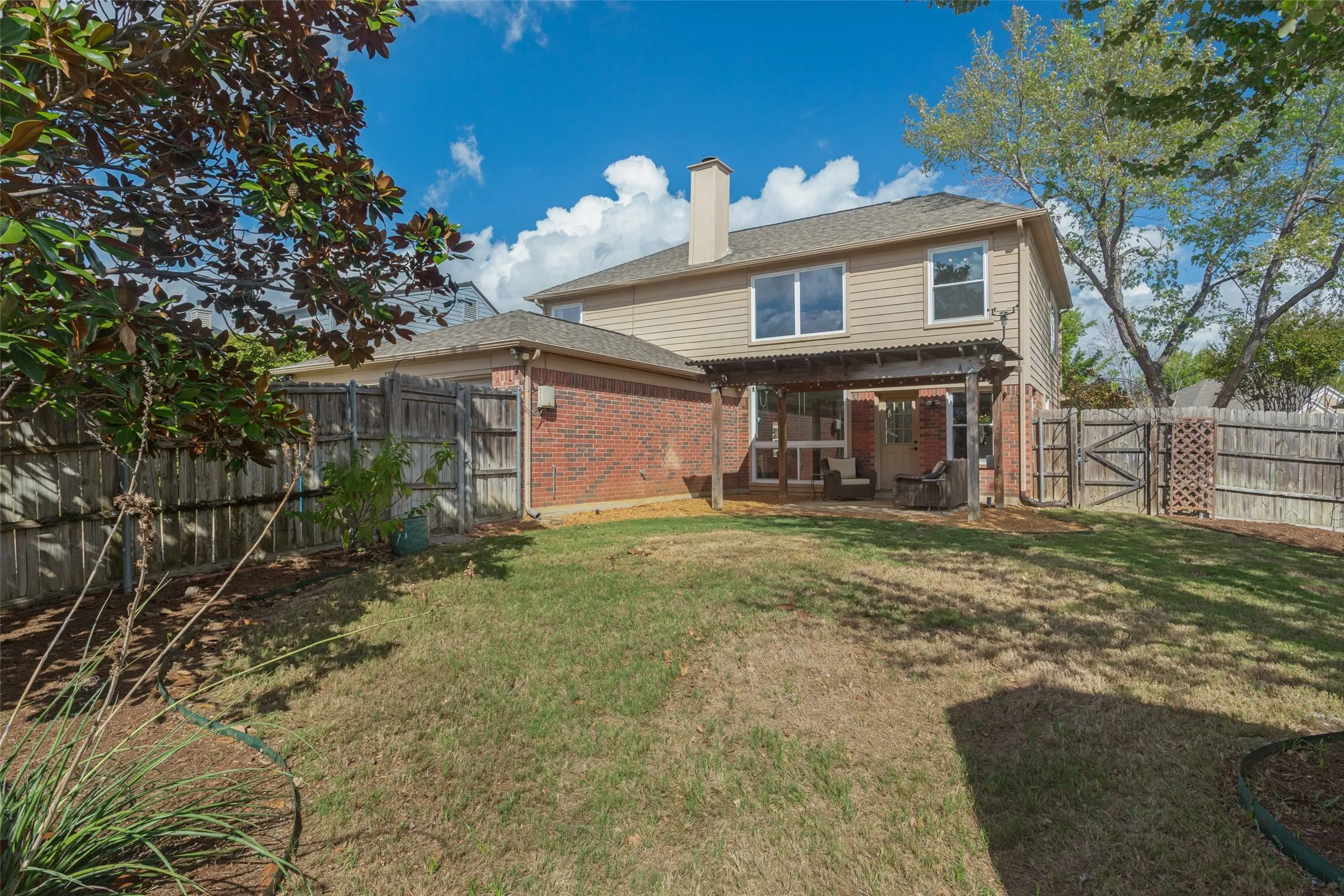 Single Family Residence For Sale in Denton County , 1332 Old Barn Lane, Lewisville, Texas 75067, 4 Bedroom, 3 Bathroom, 2 Garage spaces, 2,284 Sqft, built in 1990, mls#21412837, Real Estate Agent in Lewisville, Homes For Sale in Denton county, Homes For Sale in Lewisville, Realtor in Lewisville Texas, Real Estate Brokerage Independent Realty Texas, Luminita Cordes Realtor
