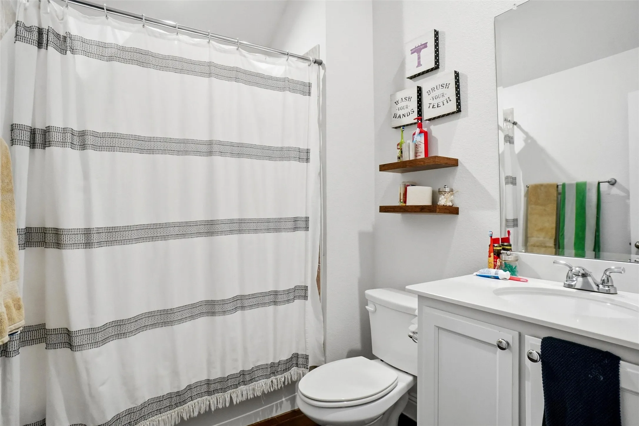 Single Family Residence For Sale in Denton County , 914 Timber Ridge Drive, Justin, Texas 76247, 4 Bedroom, 3 Bathroom, 2 Garage spaces, 2,492 Sqft, built in 2020, mls#21412761, Real Estate Agent in Justin, Homes For Sale in Denton county, Homes For Sale in Justin, Realtor in Justin Texas, Real Estate Brokerage Independent Realty Texas, Luminita Cordes Realtor