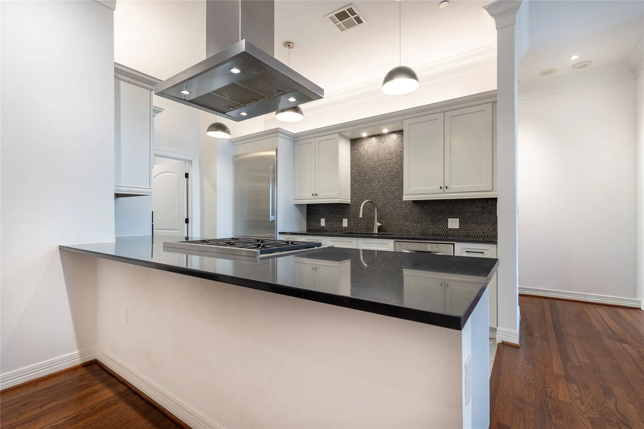 Condominium For Sale in Dallas County , 2828 Hood Street 801, Dallas, Texas 75219, 2 Bedroom, 3 Bathroom, 2 Garage spaces, 1,932 Sqft, built in 2000, mls#21410506, Real Estate Agent in Dallas, Homes For Sale in Dallas county, Homes For Sale in Dallas, Realtor in Dallas Texas, Real Estate Brokerage Independent Realty Texas, Luminita Cordes Realtor
