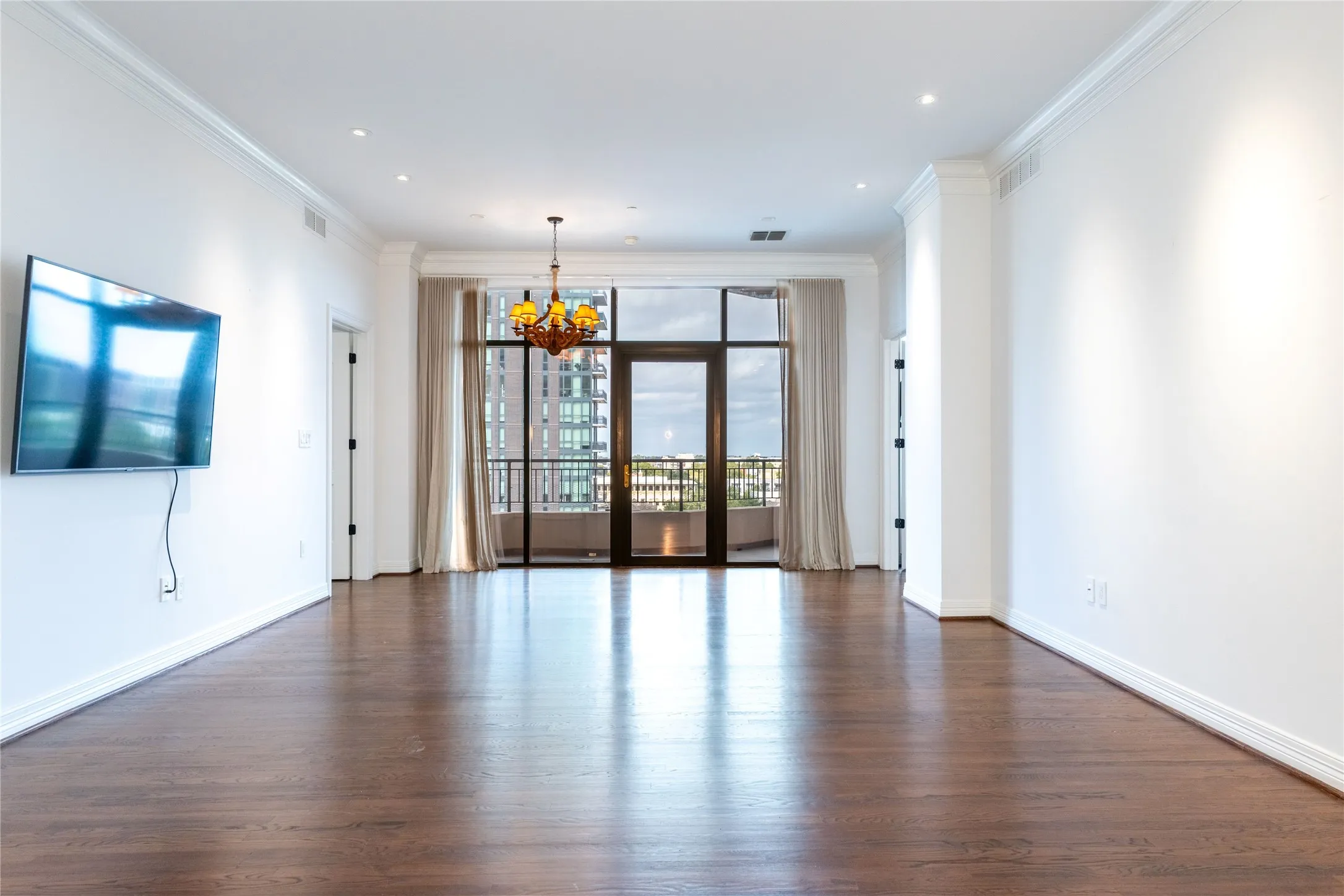 Condominium For Sale in Dallas County , 2828 Hood Street 801, Dallas, Texas 75219, 2 Bedroom, 3 Bathroom, 2 Garage spaces, 1,932 Sqft, built in 2000, mls#21410506, Real Estate Agent in Dallas, Homes For Sale in Dallas county, Homes For Sale in Dallas, Realtor in Dallas Texas, Real Estate Brokerage Independent Realty Texas, Luminita Cordes Realtor