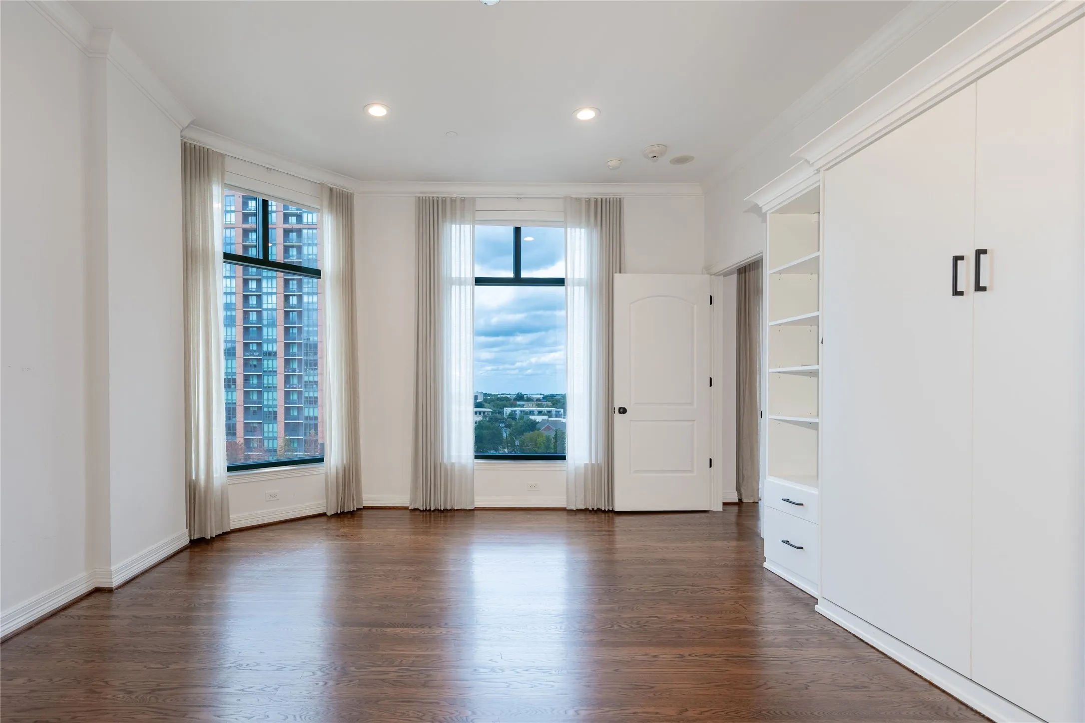 Condominium For Sale in Dallas County , 2828 Hood Street 801, Dallas, Texas 75219, 2 Bedroom, 3 Bathroom, 2 Garage spaces, 1,932 Sqft, built in 2000, mls#21410506, Real Estate Agent in Dallas, Homes For Sale in Dallas county, Homes For Sale in Dallas, Realtor in Dallas Texas, Real Estate Brokerage Independent Realty Texas, Luminita Cordes Realtor