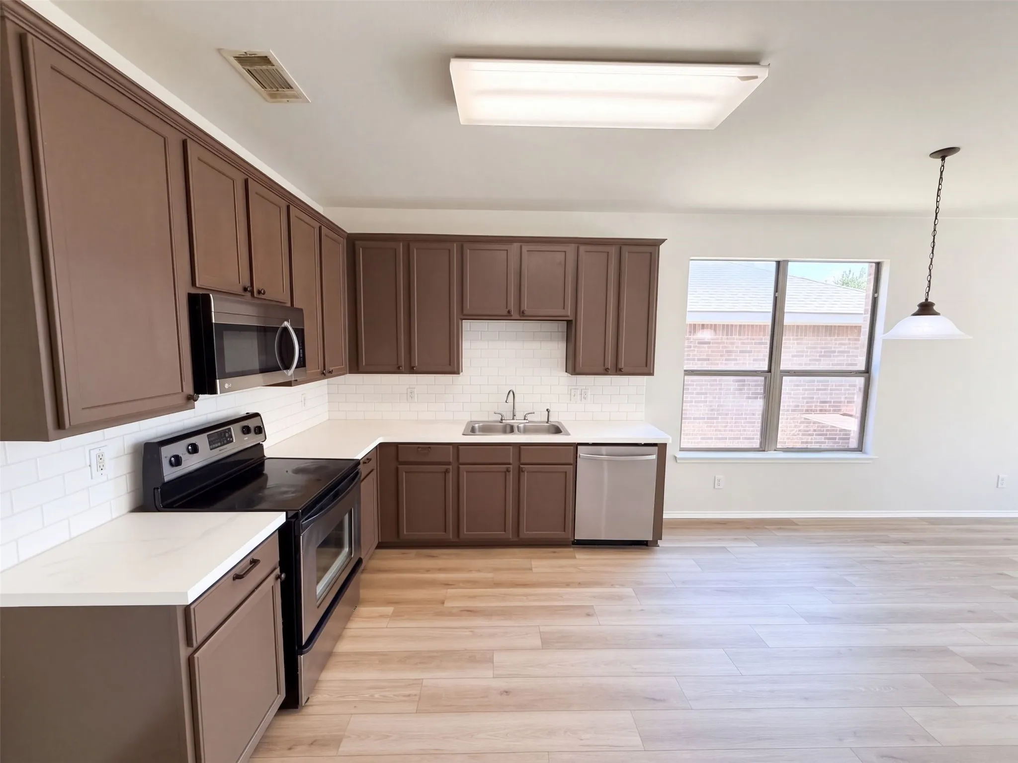 Single Family Residence For Sale in Tarrant County , 10713 Vista Heights Boulevard, Fort Worth, Texas 76108, 5 Bedroom, 3 Bathroom, 2 Garage spaces, 3,112 Sqft, built in 2005, mls#21407722, Real Estate Agent in Fort Worth, Homes For Sale in Tarrant county, Homes For Sale in Fort Worth, Realtor in Fort Worth Texas, Real Estate Brokerage Independent Realty Texas, Luminita Cordes Realtor