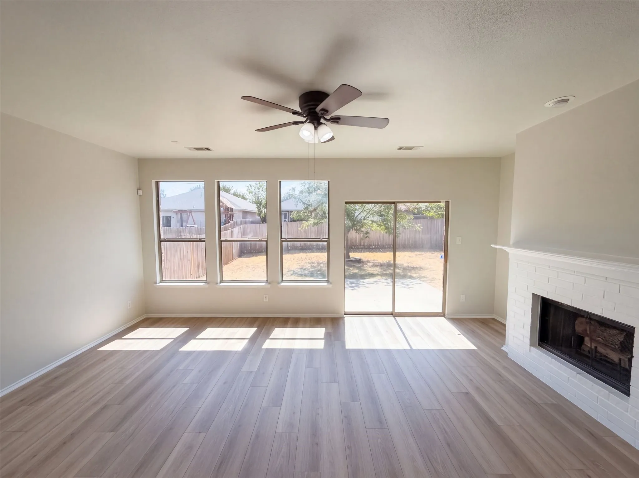 Single Family Residence For Sale in Tarrant County , 10713 Vista Heights Boulevard, Fort Worth, Texas 76108, 5 Bedroom, 3 Bathroom, 2 Garage spaces, 3,112 Sqft, built in 2005, mls#21407722, Real Estate Agent in Fort Worth, Homes For Sale in Tarrant county, Homes For Sale in Fort Worth, Realtor in Fort Worth Texas, Real Estate Brokerage Independent Realty Texas, Luminita Cordes Realtor