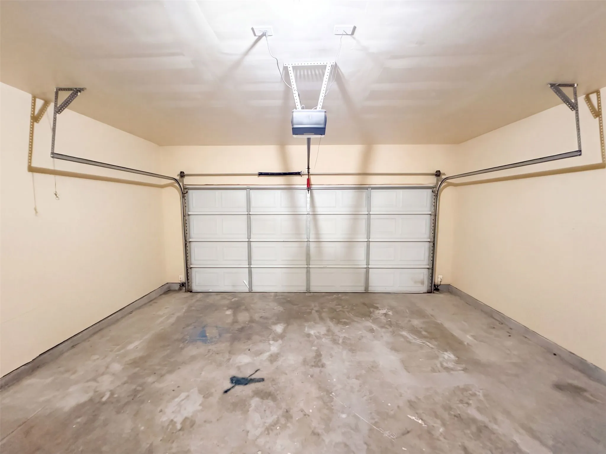 Single Family Residence For Sale in Tarrant County , 10713 Vista Heights Boulevard, Fort Worth, Texas 76108, 5 Bedroom, 3 Bathroom, 2 Garage spaces, 3,112 Sqft, built in 2005, mls#21407722, Real Estate Agent in Fort Worth, Homes For Sale in Tarrant county, Homes For Sale in Fort Worth, Realtor in Fort Worth Texas, Real Estate Brokerage Independent Realty Texas, Luminita Cordes Realtor