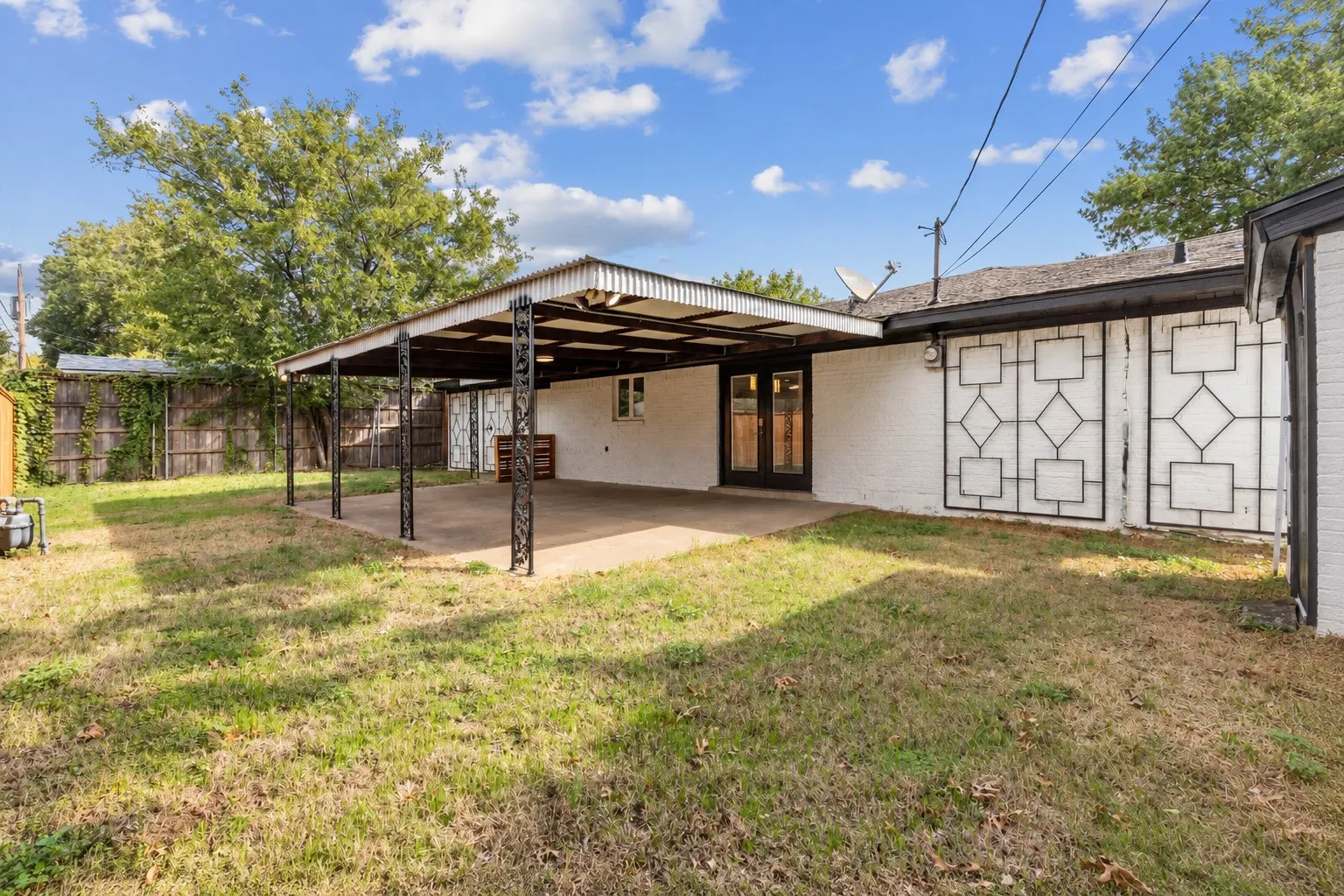 Single Family Residence For Sale in Dallas County , 1241 Stevens Ridge Drive, Dallas, Texas 75211, 3 Bedroom, 2 Bathroom, 2 Garage spaces, 1,550 Sqft, built in 1961, mls#21410820, Real Estate Agent in Dallas, Homes For Sale in Dallas county, Homes For Sale in Dallas, Realtor in Dallas Texas, Real Estate Brokerage Independent Realty Texas, Luminita Cordes Realtor