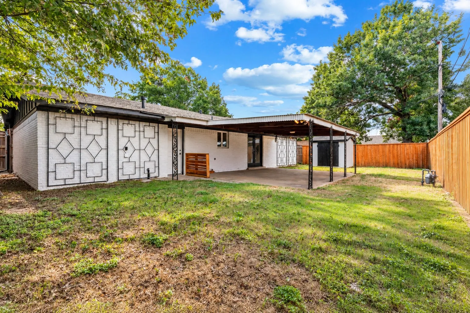 Single Family Residence For Sale in Dallas County , 1241 Stevens Ridge Drive, Dallas, Texas 75211, 3 Bedroom, 2 Bathroom, 2 Garage spaces, 1,550 Sqft, built in 1961, mls#21410820, Real Estate Agent in Dallas, Homes For Sale in Dallas county, Homes For Sale in Dallas, Realtor in Dallas Texas, Real Estate Brokerage Independent Realty Texas, Luminita Cordes Realtor