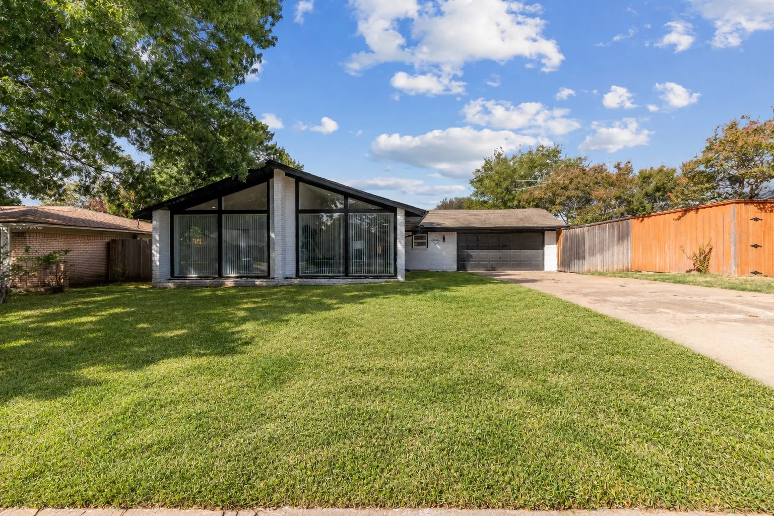 Single Family Residence For Sale in Dallas County , 1241 Stevens Ridge Drive, Dallas, Texas 75211, 3 Bedroom, 2 Bathroom, 2 Garage spaces, 1,550 Sqft, built in 1961, mls#21410820, Real Estate Agent in Dallas, Homes For Sale in Dallas county, Homes For Sale in Dallas, Realtor in Dallas Texas, Real Estate Brokerage Independent Realty Texas, Luminita Cordes Realtor