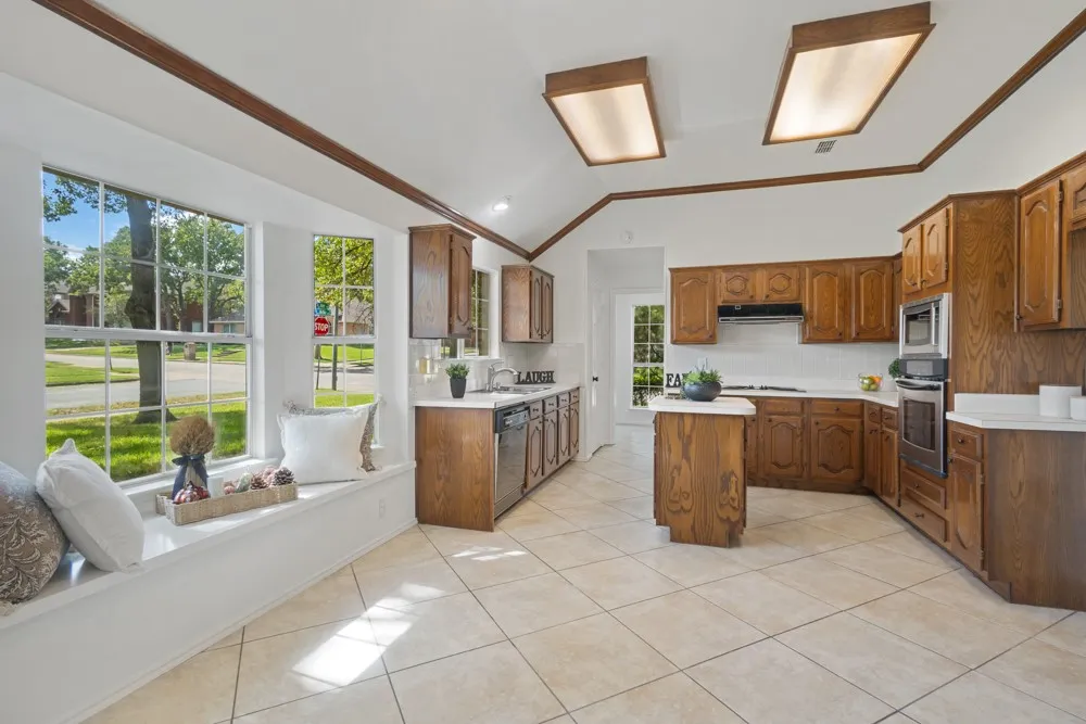 Single Family Residence For Sale in Tarrant County , 8000 Arlie Lane, North Richland Hills, Texas 76182, 3 Bedroom, 2 Bathroom, 3 Garage spaces, 1,847 Sqft, built in 1990, mls#21412158, Real Estate Agent in North Richland Hills, Homes For Sale in Tarrant county, Homes For Sale in North Richland Hills, Realtor in North Richland Hills Texas, Real Estate Brokerage Independent Realty Texas, Luminita Cordes Realtor