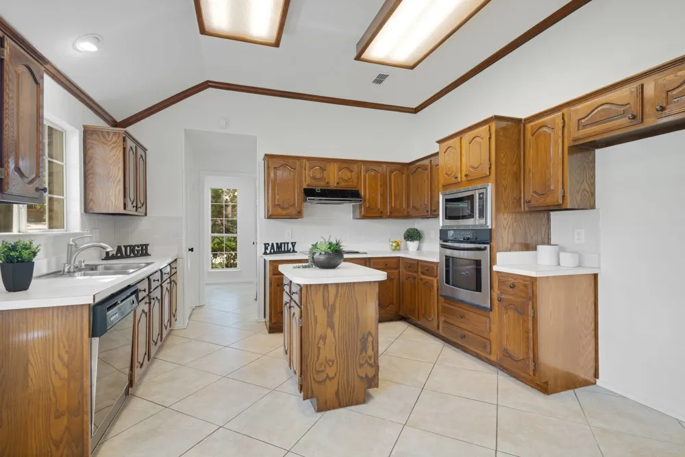 Single Family Residence For Sale in Tarrant County , 8000 Arlie Lane, North Richland Hills, Texas 76182, 3 Bedroom, 2 Bathroom, 3 Garage spaces, 1,847 Sqft, built in 1990, mls#21412158, Real Estate Agent in North Richland Hills, Homes For Sale in Tarrant county, Homes For Sale in North Richland Hills, Realtor in North Richland Hills Texas, Real Estate Brokerage Independent Realty Texas, Luminita Cordes Realtor
