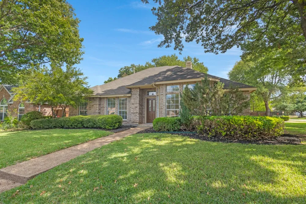 Single Family Residence For Sale in Tarrant County , 8000 Arlie Lane, North Richland Hills, Texas 76182, 3 Bedroom, 2 Bathroom, 3 Garage spaces, 1,847 Sqft, built in 1990, mls#21412158, Real Estate Agent in North Richland Hills, Homes For Sale in Tarrant county, Homes For Sale in North Richland Hills, Realtor in North Richland Hills Texas, Real Estate Brokerage Independent Realty Texas, Luminita Cordes Realtor