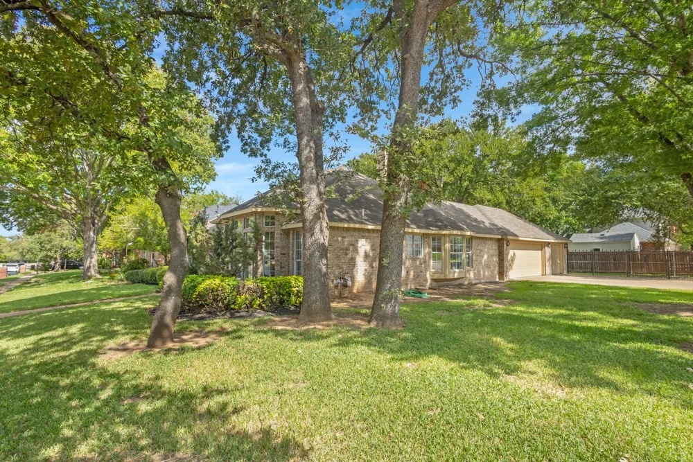 Single Family Residence For Sale in Tarrant County , 8000 Arlie Lane, North Richland Hills, Texas 76182, 3 Bedroom, 2 Bathroom, 3 Garage spaces, 1,847 Sqft, built in 1990, mls#21412158, Real Estate Agent in North Richland Hills, Homes For Sale in Tarrant county, Homes For Sale in North Richland Hills, Realtor in North Richland Hills Texas, Real Estate Brokerage Independent Realty Texas, Luminita Cordes Realtor
