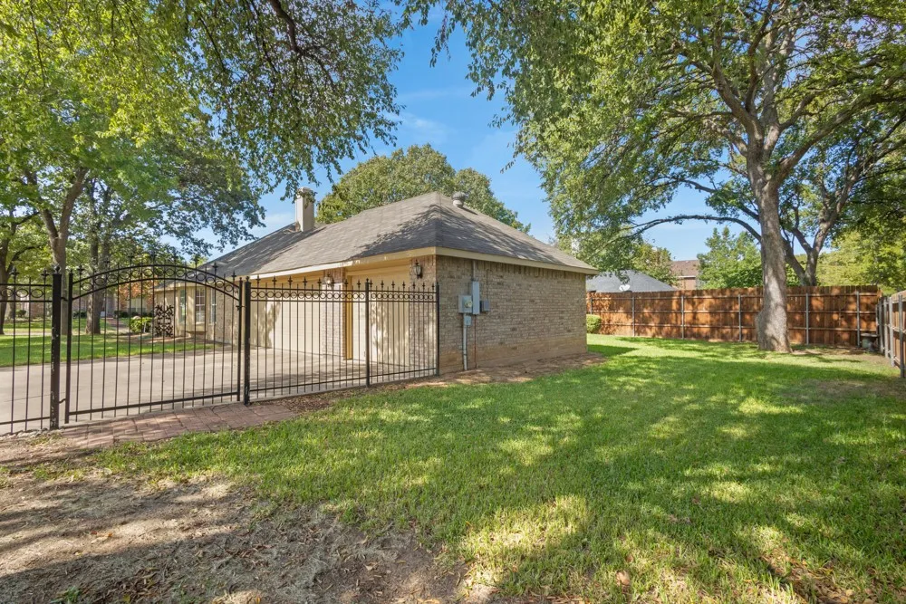 Single Family Residence For Sale in Tarrant County , 8000 Arlie Lane, North Richland Hills, Texas 76182, 3 Bedroom, 2 Bathroom, 3 Garage spaces, 1,847 Sqft, built in 1990, mls#21412158, Real Estate Agent in North Richland Hills, Homes For Sale in Tarrant county, Homes For Sale in North Richland Hills, Realtor in North Richland Hills Texas, Real Estate Brokerage Independent Realty Texas, Luminita Cordes Realtor