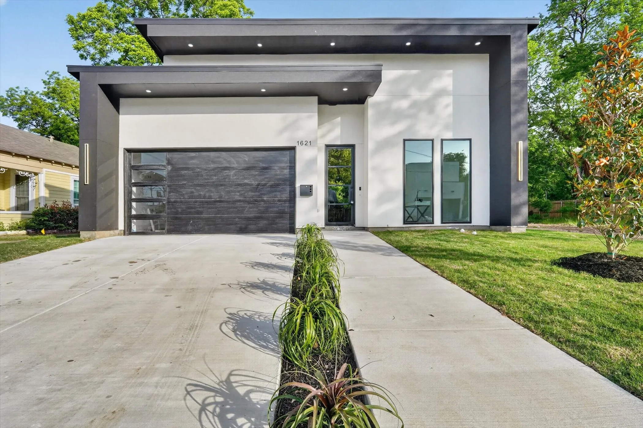 Single Family Residence For Rent in Dallas County , 1621 Bannock Avenue, Dallas, Texas 75215, 4 Bedroom, 5 Bathroom, 2 Garage spaces, 2,100 Sqft, built in 2026, mls#21412936, Real Estate Agent in Dallas, Homes For Rent in Dallas county, Homes For Rent in Dallas, Realtor in Dallas Texas, Real Estate Brokerage Independent Realty Texas, Luminita Cordes Realtor