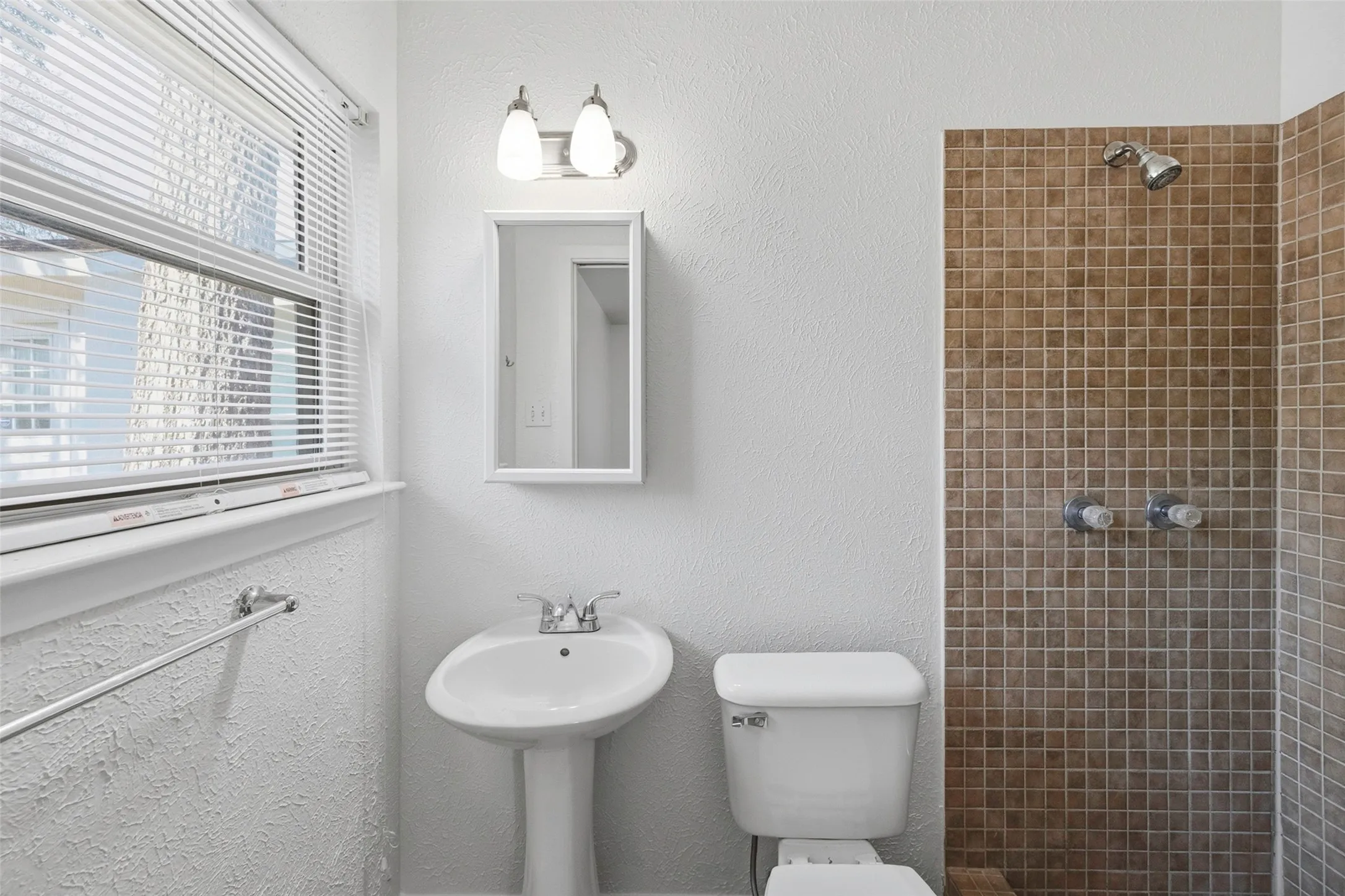 Single Family Residence For Sale in Tarrant County , 3558 Winston Road, Fort Worth, Texas 76109, 5 Bedroom, 2 Bathroom, 1 Garage spaces, 1,976 Sqft, built in 1956, mls#21412605, Real Estate Agent in Fort Worth, Homes For Sale in Tarrant county, Homes For Sale in Fort Worth, Realtor in Fort Worth Texas, Real Estate Brokerage Independent Realty Texas, Luminita Cordes Realtor