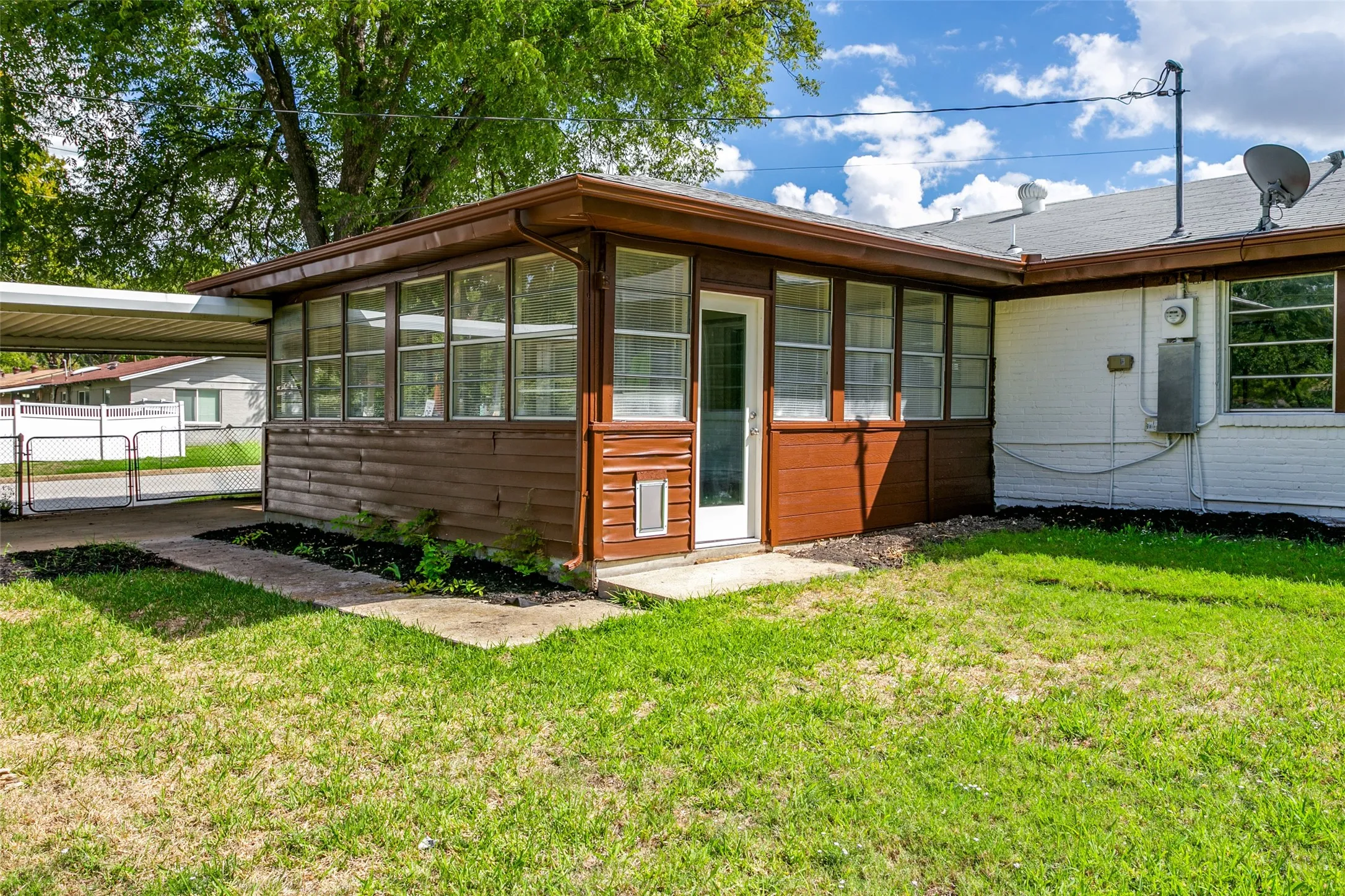 Single Family Residence For Sale in Tarrant County , 5800 Waltham Avenue, Fort Worth, Texas 76133, 3 Bedroom, 2 Bathroom, 2 Garage spaces, 1,756 Sqft, built in 1957, mls#21412899, Real Estate Agent in Fort Worth, Homes For Sale in Tarrant county, Homes For Sale in Fort Worth, Realtor in Fort Worth Texas, Real Estate Brokerage Independent Realty Texas, Luminita Cordes Realtor