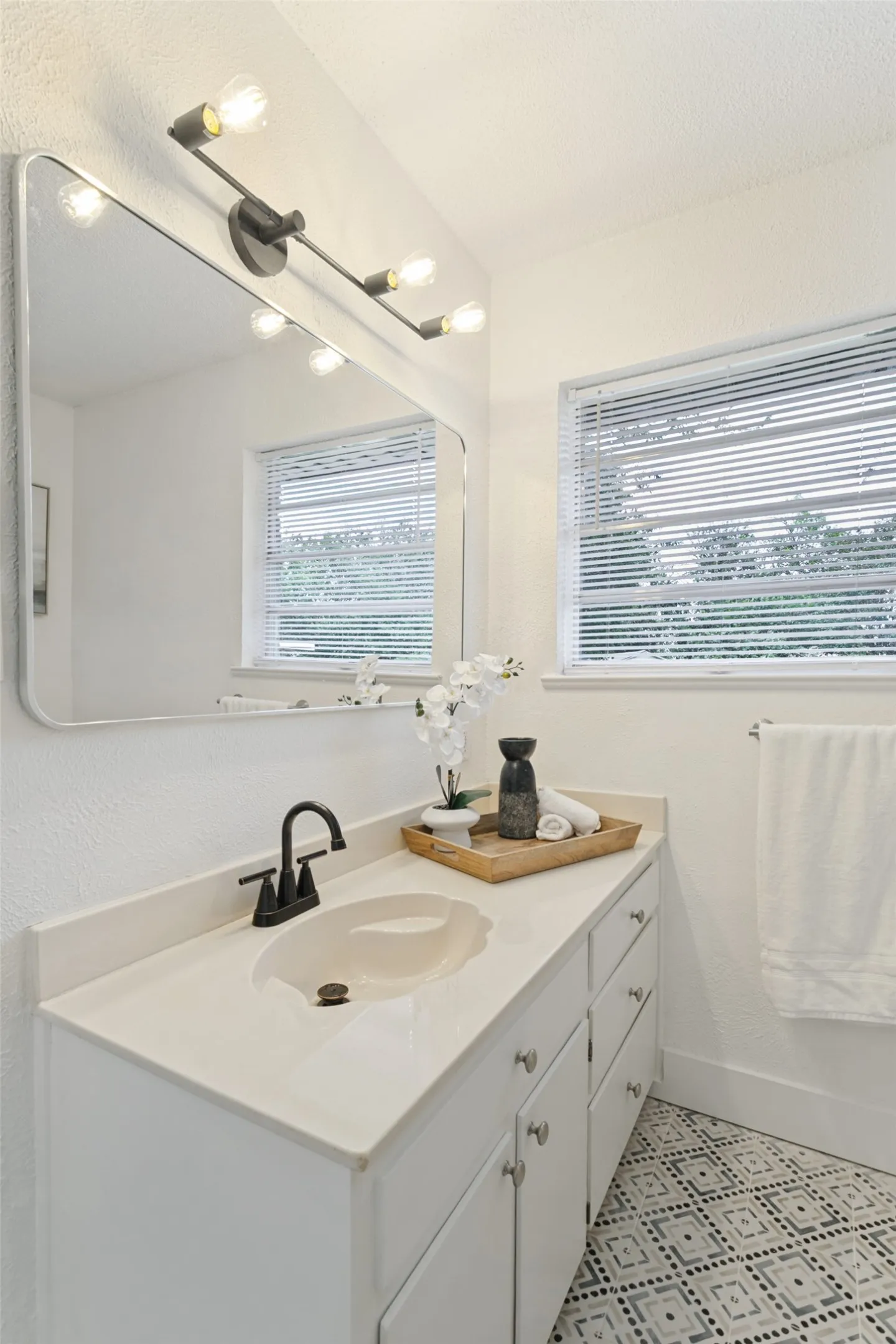 Single Family Residence For Sale in Tarrant County , 5800 Waltham Avenue, Fort Worth, Texas 76133, 3 Bedroom, 2 Bathroom, 2 Garage spaces, 1,756 Sqft, built in 1957, mls#21412899, Real Estate Agent in Fort Worth, Homes For Sale in Tarrant county, Homes For Sale in Fort Worth, Realtor in Fort Worth Texas, Real Estate Brokerage Independent Realty Texas, Luminita Cordes Realtor