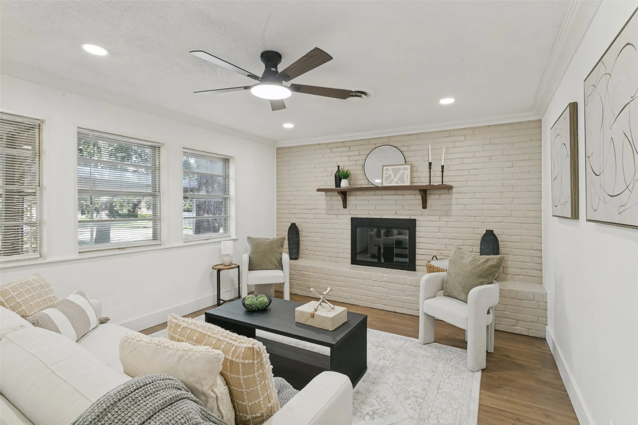 Single Family Residence For Sale in Tarrant County , 5800 Waltham Avenue, Fort Worth, Texas 76133, 3 Bedroom, 2 Bathroom, 2 Garage spaces, 1,756 Sqft, built in 1957, mls#21412899, Real Estate Agent in Fort Worth, Homes For Sale in Tarrant county, Homes For Sale in Fort Worth, Realtor in Fort Worth Texas, Real Estate Brokerage Independent Realty Texas, Luminita Cordes Realtor