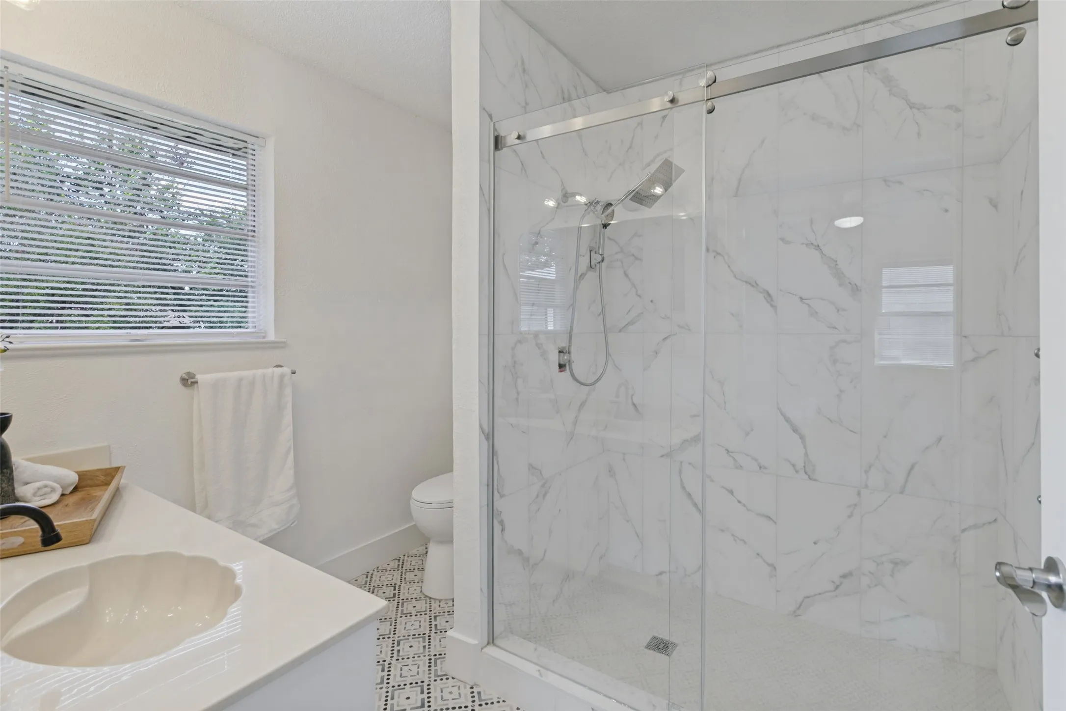 Single Family Residence For Sale in Tarrant County , 5800 Waltham Avenue, Fort Worth, Texas 76133, 3 Bedroom, 2 Bathroom, 2 Garage spaces, 1,756 Sqft, built in 1957, mls#21412899, Real Estate Agent in Fort Worth, Homes For Sale in Tarrant county, Homes For Sale in Fort Worth, Realtor in Fort Worth Texas, Real Estate Brokerage Independent Realty Texas, Luminita Cordes Realtor