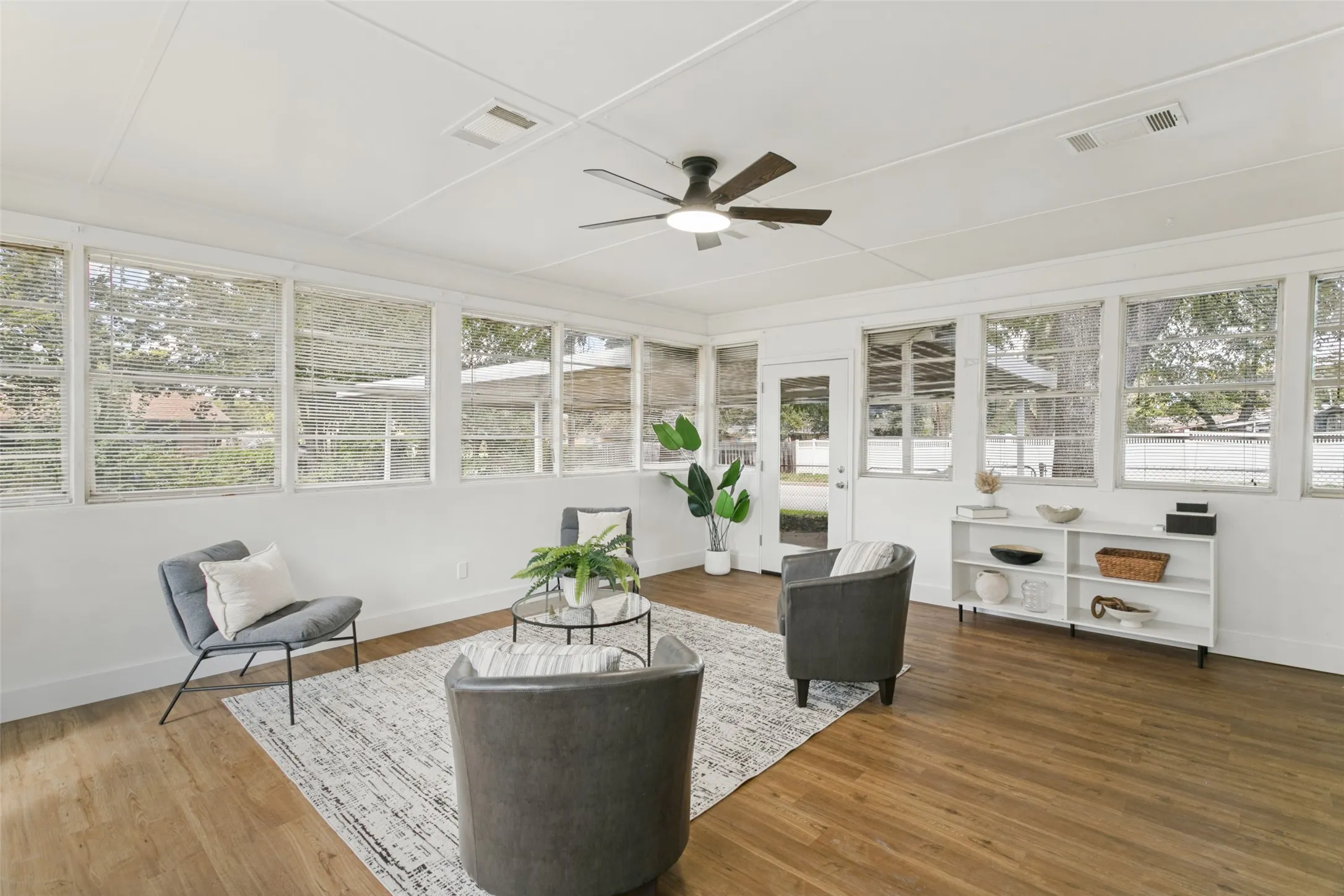 Single Family Residence For Sale in Tarrant County , 5800 Waltham Avenue, Fort Worth, Texas 76133, 3 Bedroom, 2 Bathroom, 2 Garage spaces, 1,756 Sqft, built in 1957, mls#21412899, Real Estate Agent in Fort Worth, Homes For Sale in Tarrant county, Homes For Sale in Fort Worth, Realtor in Fort Worth Texas, Real Estate Brokerage Independent Realty Texas, Luminita Cordes Realtor