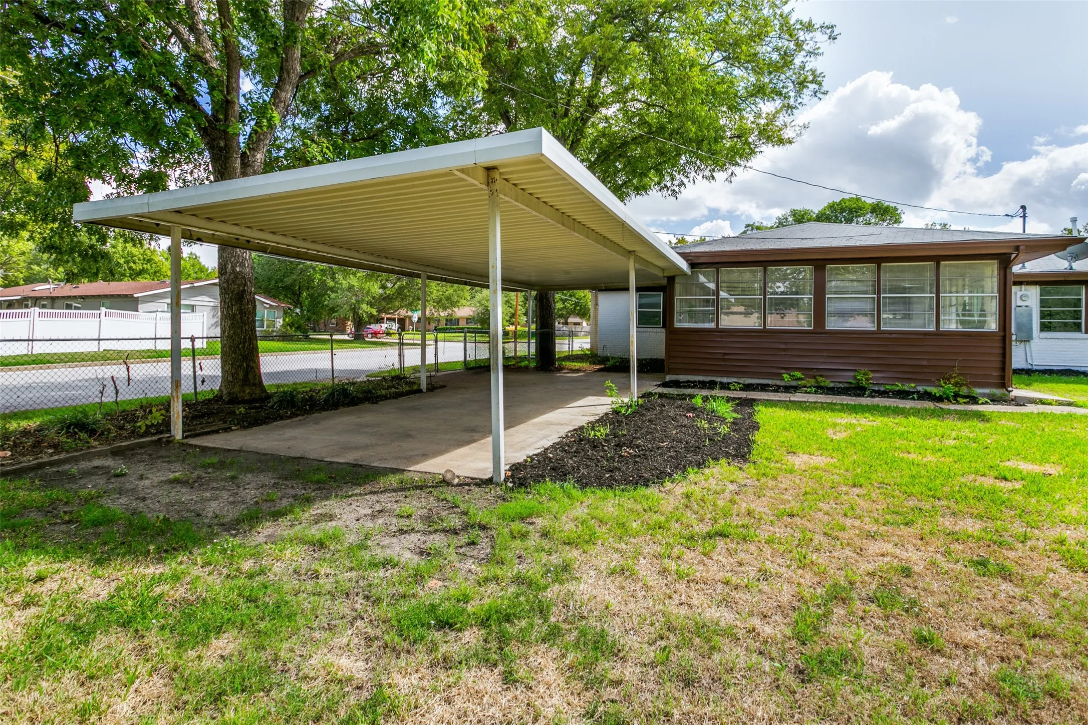 Single Family Residence For Sale in Tarrant County , 5800 Waltham Avenue, Fort Worth, Texas 76133, 3 Bedroom, 2 Bathroom, 2 Garage spaces, 1,756 Sqft, built in 1957, mls#21412899, Real Estate Agent in Fort Worth, Homes For Sale in Tarrant county, Homes For Sale in Fort Worth, Realtor in Fort Worth Texas, Real Estate Brokerage Independent Realty Texas, Luminita Cordes Realtor