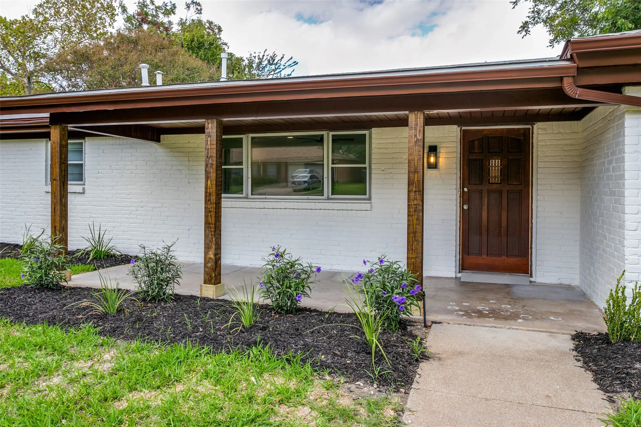 Single Family Residence For Sale in Tarrant County , 5800 Waltham Avenue, Fort Worth, Texas 76133, 3 Bedroom, 2 Bathroom, 2 Garage spaces, 1,756 Sqft, built in 1957, mls#21412899, Real Estate Agent in Fort Worth, Homes For Sale in Tarrant county, Homes For Sale in Fort Worth, Realtor in Fort Worth Texas, Real Estate Brokerage Independent Realty Texas, Luminita Cordes Realtor