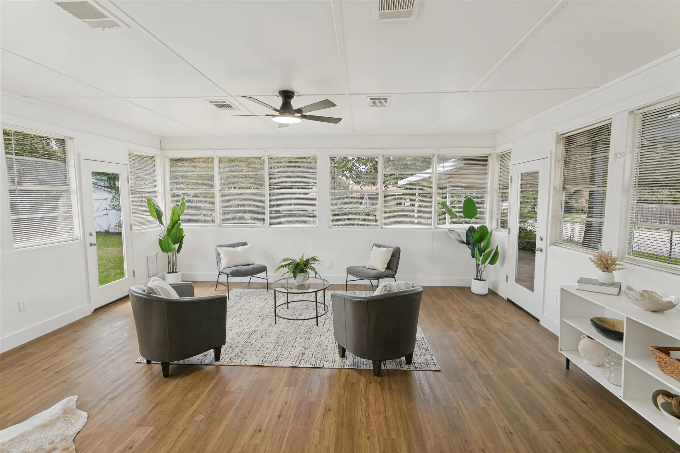 Single Family Residence For Sale in Tarrant County , 5800 Waltham Avenue, Fort Worth, Texas 76133, 3 Bedroom, 2 Bathroom, 2 Garage spaces, 1,756 Sqft, built in 1957, mls#21412899, Real Estate Agent in Fort Worth, Homes For Sale in Tarrant county, Homes For Sale in Fort Worth, Realtor in Fort Worth Texas, Real Estate Brokerage Independent Realty Texas, Luminita Cordes Realtor