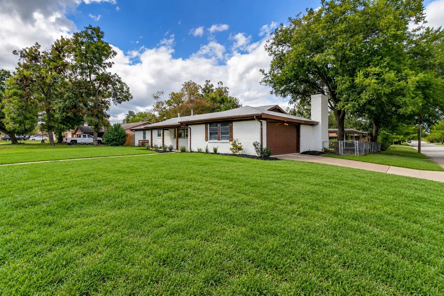 Single Family Residence For Sale in Tarrant County , 5800 Waltham Avenue, Fort Worth, Texas 76133, 3 Bedroom, 2 Bathroom, 2 Garage spaces, 1,756 Sqft, built in 1957, mls#21412899, Real Estate Agent in Fort Worth, Homes For Sale in Tarrant county, Homes For Sale in Fort Worth, Realtor in Fort Worth Texas, Real Estate Brokerage Independent Realty Texas, Luminita Cordes Realtor