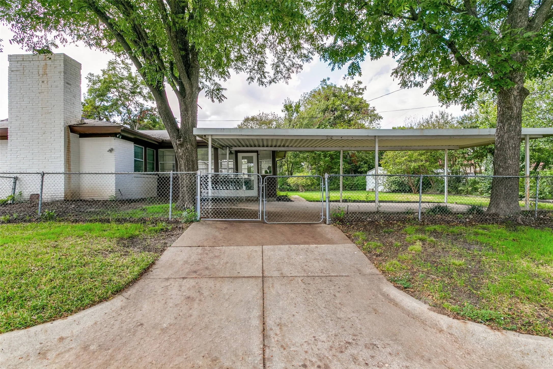 Single Family Residence For Sale in Tarrant County , 5800 Waltham Avenue, Fort Worth, Texas 76133, 3 Bedroom, 2 Bathroom, 2 Garage spaces, 1,756 Sqft, built in 1957, mls#21412899, Real Estate Agent in Fort Worth, Homes For Sale in Tarrant county, Homes For Sale in Fort Worth, Realtor in Fort Worth Texas, Real Estate Brokerage Independent Realty Texas, Luminita Cordes Realtor