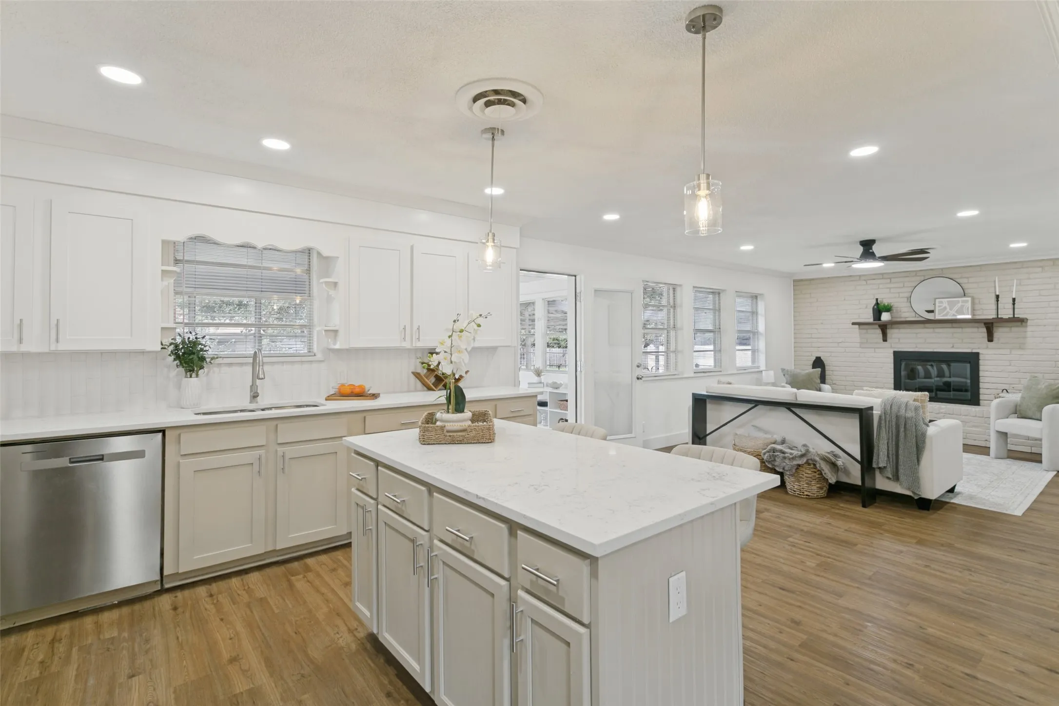 Single Family Residence For Sale in Tarrant County , 5800 Waltham Avenue, Fort Worth, Texas 76133, 3 Bedroom, 2 Bathroom, 2 Garage spaces, 1,756 Sqft, built in 1957, mls#21412899, Real Estate Agent in Fort Worth, Homes For Sale in Tarrant county, Homes For Sale in Fort Worth, Realtor in Fort Worth Texas, Real Estate Brokerage Independent Realty Texas, Luminita Cordes Realtor