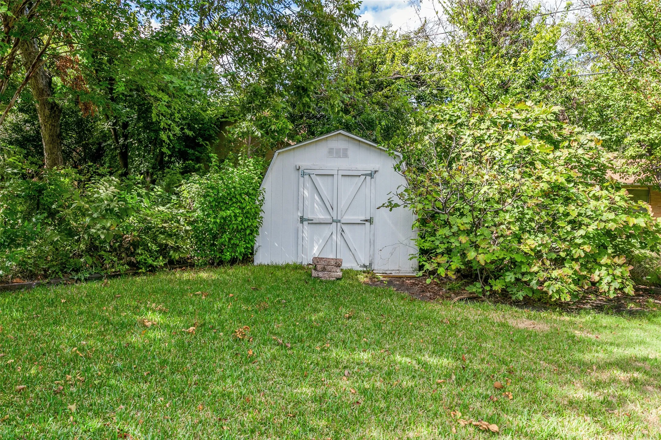Single Family Residence For Sale in Tarrant County , 5800 Waltham Avenue, Fort Worth, Texas 76133, 3 Bedroom, 2 Bathroom, 2 Garage spaces, 1,756 Sqft, built in 1957, mls#21412899, Real Estate Agent in Fort Worth, Homes For Sale in Tarrant county, Homes For Sale in Fort Worth, Realtor in Fort Worth Texas, Real Estate Brokerage Independent Realty Texas, Luminita Cordes Realtor