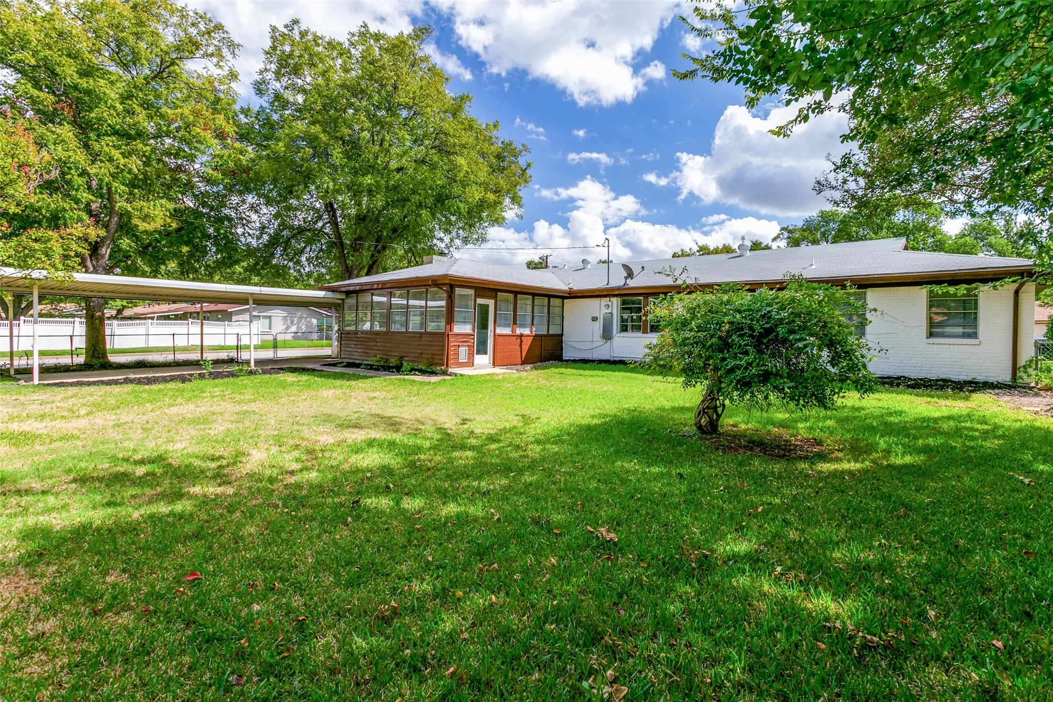 Single Family Residence For Sale in Tarrant County , 5800 Waltham Avenue, Fort Worth, Texas 76133, 3 Bedroom, 2 Bathroom, 2 Garage spaces, 1,756 Sqft, built in 1957, mls#21412899, Real Estate Agent in Fort Worth, Homes For Sale in Tarrant county, Homes For Sale in Fort Worth, Realtor in Fort Worth Texas, Real Estate Brokerage Independent Realty Texas, Luminita Cordes Realtor