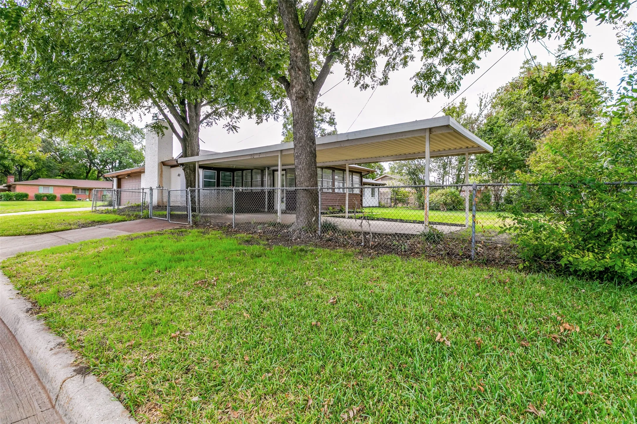 Single Family Residence For Sale in Tarrant County , 5800 Waltham Avenue, Fort Worth, Texas 76133, 3 Bedroom, 2 Bathroom, 2 Garage spaces, 1,756 Sqft, built in 1957, mls#21412899, Real Estate Agent in Fort Worth, Homes For Sale in Tarrant county, Homes For Sale in Fort Worth, Realtor in Fort Worth Texas, Real Estate Brokerage Independent Realty Texas, Luminita Cordes Realtor