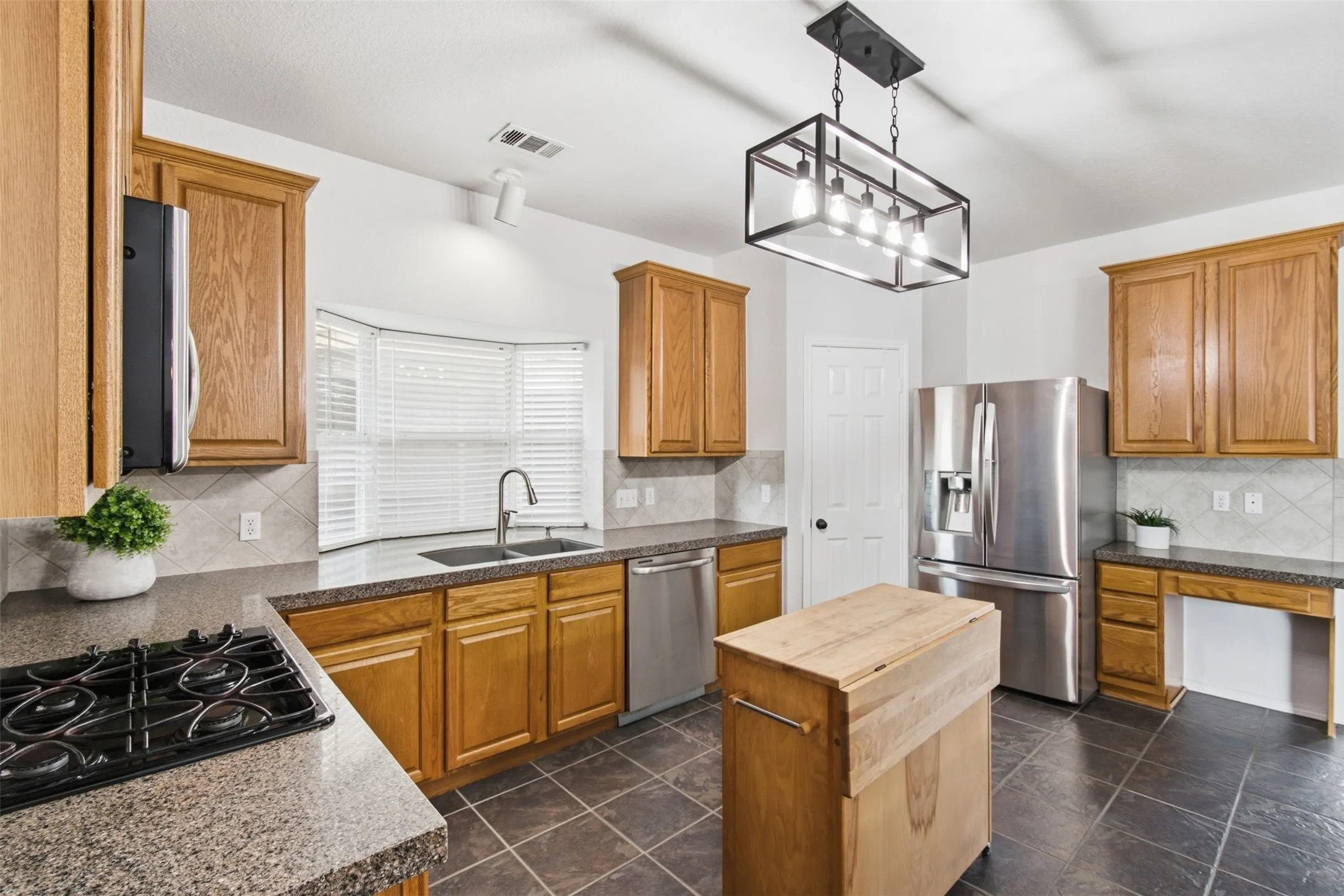 Single Family Residence For Sale in Denton County , 5609 Norris Drive, The Colony, Texas 75056, 4 Bedroom, 3 Bathroom, 2 Garage spaces, 2,883 Sqft, built in 2001, mls#21412726, Real Estate Agent in The Colony, Homes For Sale in Denton county, Homes For Sale in The Colony, Realtor in The Colony Texas, Real Estate Brokerage Independent Realty Texas, Luminita Cordes Realtor