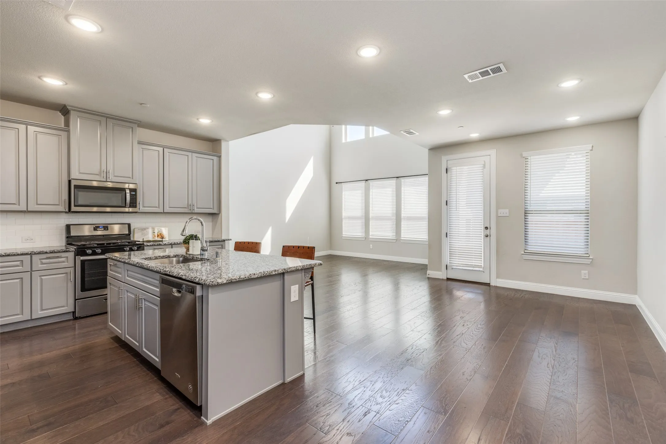 Townhouse For Rent in Collin County , 4580 Titus Circle, Plano, Texas 75024, 3 Bedroom, 3 Bathroom, 2 Garage spaces, 1,751 Sqft, built in 2018, mls#21411932, Real Estate Agent in Plano, Homes For Rent in Collin county, Homes For Rent in Plano, Realtor in Plano Texas, Real Estate Brokerage Independent Realty Texas, Luminita Cordes Realtor