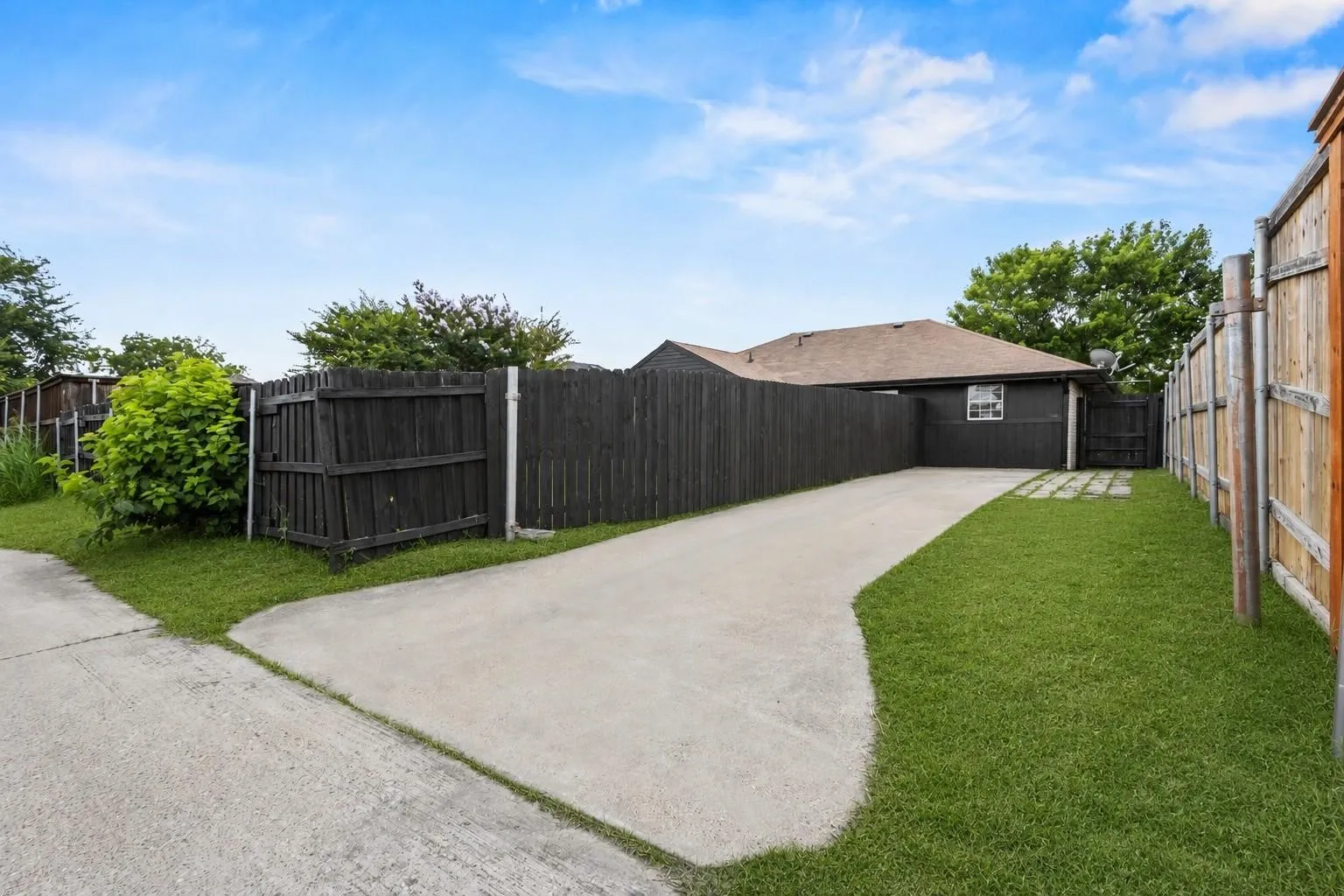 Single Family Residence For Rent in Dallas County , 1313 Crosscreek Lane, Seagoville, Texas 75159, 4 Bedroom, 3 Bathroom, Garage spaces, 1,447 Sqft, built in 1996, mls#21412971, Real Estate Agent in Seagoville, Homes For Rent in Dallas county, Homes For Rent in Seagoville, Realtor in Seagoville Texas, Real Estate Brokerage Independent Realty Texas, Luminita Cordes Realtor
