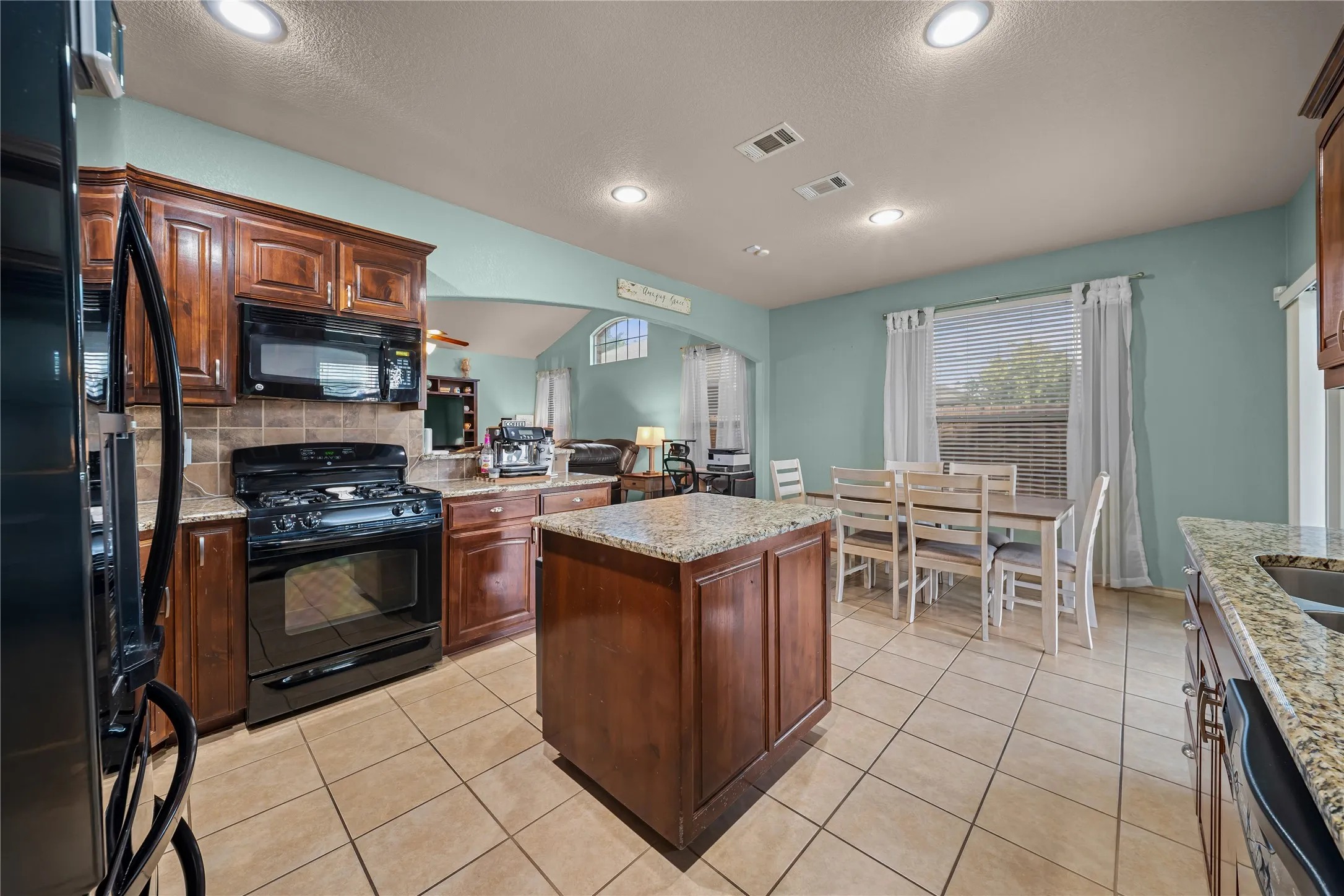 Single Family Residence For Sale in Tarrant County , 5712 Pawpaw Ridge Drive, Fort Worth, Texas 76179, 3 Bedroom, 2 Bathroom, 2 Garage spaces, 1,805 Sqft, built in 2010, mls#21412239, Real Estate Agent in Fort Worth, Homes For Sale in Tarrant county, Homes For Sale in Fort Worth, Realtor in Fort Worth Texas, Real Estate Brokerage Independent Realty Texas, Luminita Cordes Realtor