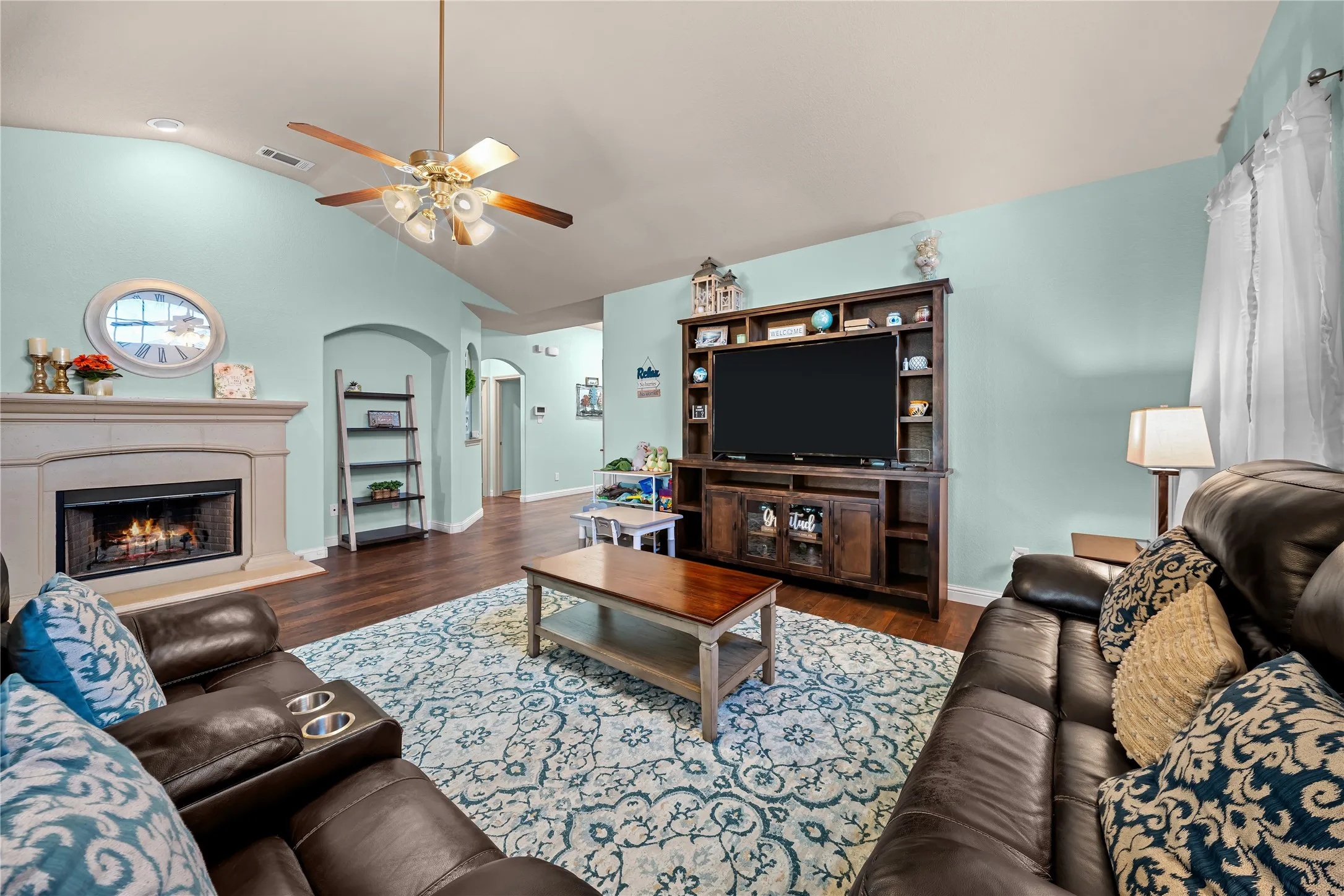 Single Family Residence For Sale in Tarrant County , 5712 Pawpaw Ridge Drive, Fort Worth, Texas 76179, 3 Bedroom, 2 Bathroom, 2 Garage spaces, 1,805 Sqft, built in 2010, mls#21412239, Real Estate Agent in Fort Worth, Homes For Sale in Tarrant county, Homes For Sale in Fort Worth, Realtor in Fort Worth Texas, Real Estate Brokerage Independent Realty Texas, Luminita Cordes Realtor