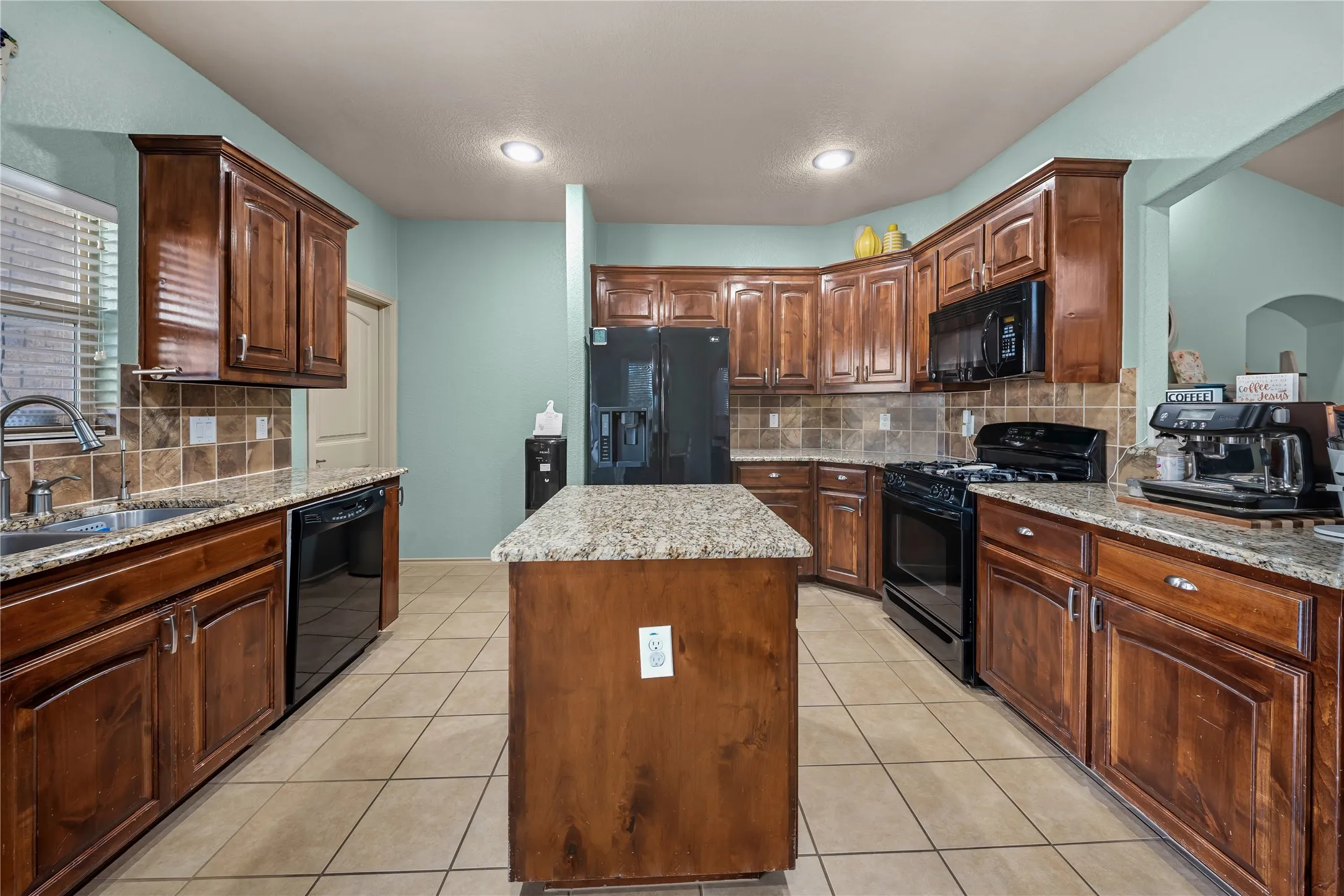 Single Family Residence For Sale in Tarrant County , 5712 Pawpaw Ridge Drive, Fort Worth, Texas 76179, 3 Bedroom, 2 Bathroom, 2 Garage spaces, 1,805 Sqft, built in 2010, mls#21412239, Real Estate Agent in Fort Worth, Homes For Sale in Tarrant county, Homes For Sale in Fort Worth, Realtor in Fort Worth Texas, Real Estate Brokerage Independent Realty Texas, Luminita Cordes Realtor