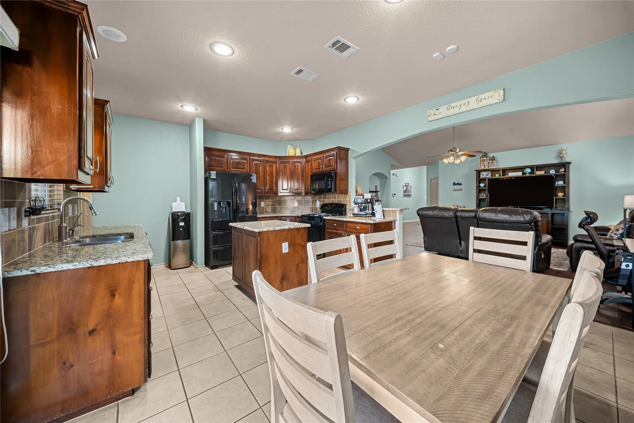 Single Family Residence For Sale in Tarrant County , 5712 Pawpaw Ridge Drive, Fort Worth, Texas 76179, 3 Bedroom, 2 Bathroom, 2 Garage spaces, 1,805 Sqft, built in 2010, mls#21412239, Real Estate Agent in Fort Worth, Homes For Sale in Tarrant county, Homes For Sale in Fort Worth, Realtor in Fort Worth Texas, Real Estate Brokerage Independent Realty Texas, Luminita Cordes Realtor
