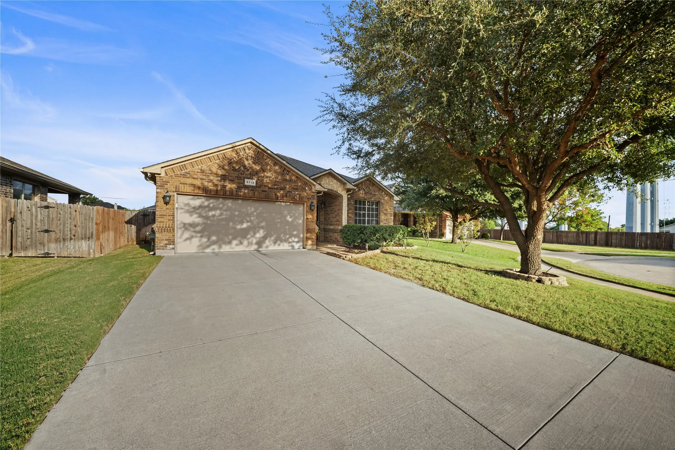 Single Family Residence For Sale in Tarrant County , 5712 Pawpaw Ridge Drive, Fort Worth, Texas 76179, 3 Bedroom, 2 Bathroom, 2 Garage spaces, 1,805 Sqft, built in 2010, mls#21412239, Real Estate Agent in Fort Worth, Homes For Sale in Tarrant county, Homes For Sale in Fort Worth, Realtor in Fort Worth Texas, Real Estate Brokerage Independent Realty Texas, Luminita Cordes Realtor